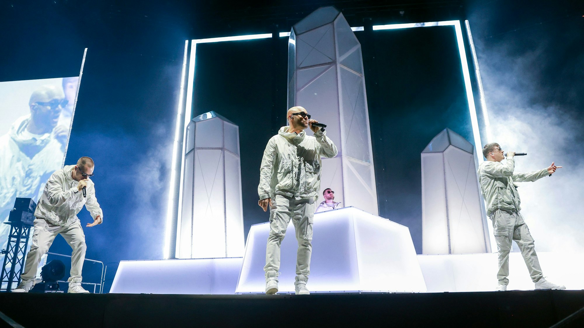 Die Rap-Formation K.I.Z. bei einem Konzert in der Kölner Lanxess-Arena im Februar 2025.