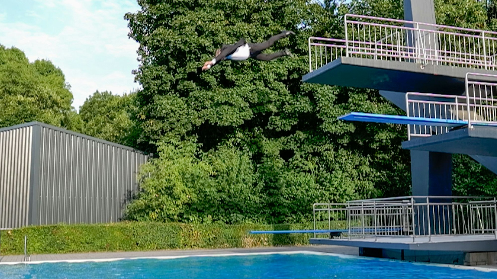 CDU-Bürgermeisterkandidat Harry Schulz springt für ein Wahlkampfvideo vom Fünf-Meter-Brett im Siegburger Oktopus-Bad.
