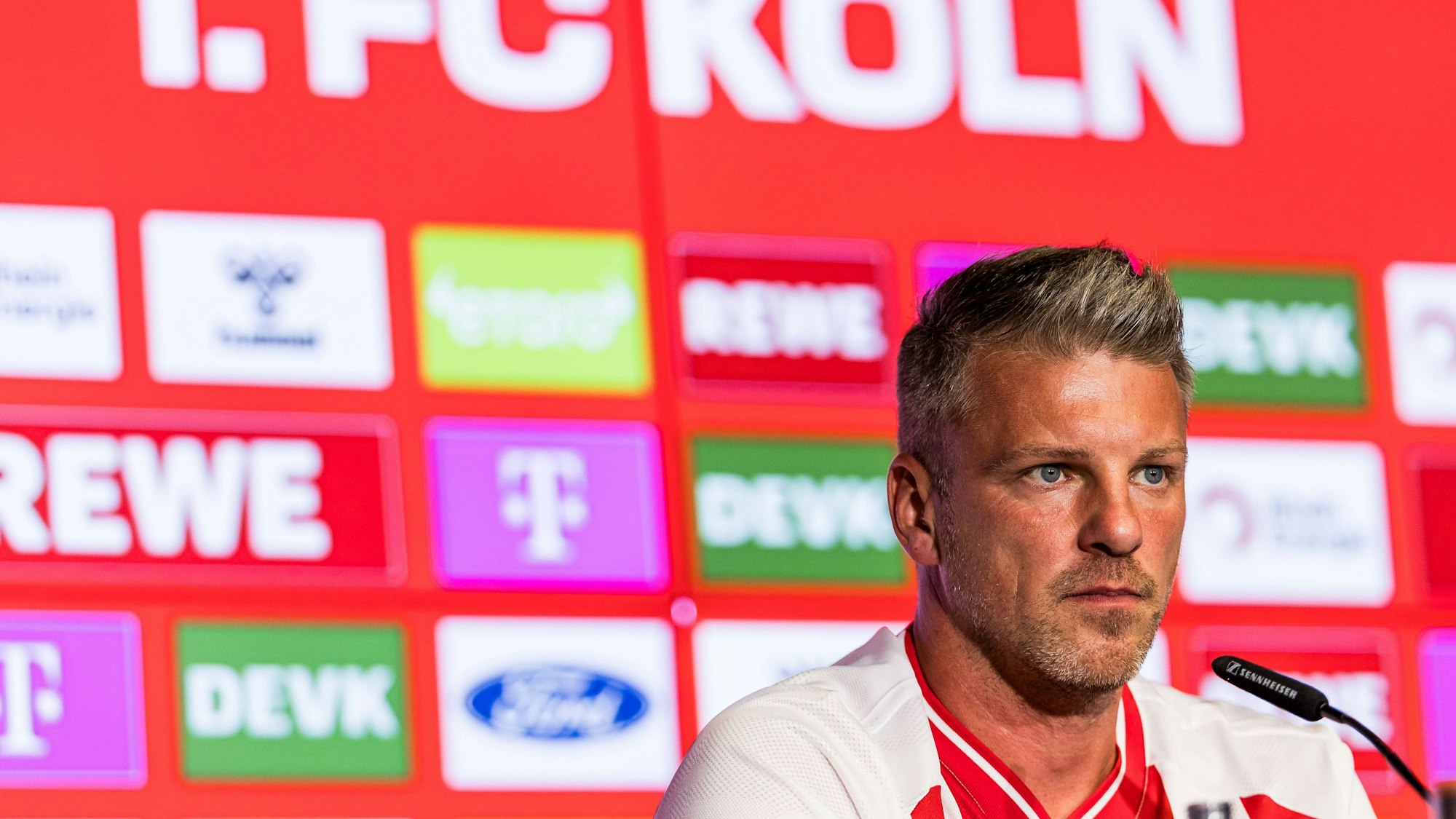 Lukas Kwasniok ist bereit für den Saisonstart – der Kölner Trainer erschien im Trikot zur Pressekonferenz vor dem Spiel gegen Mainz.