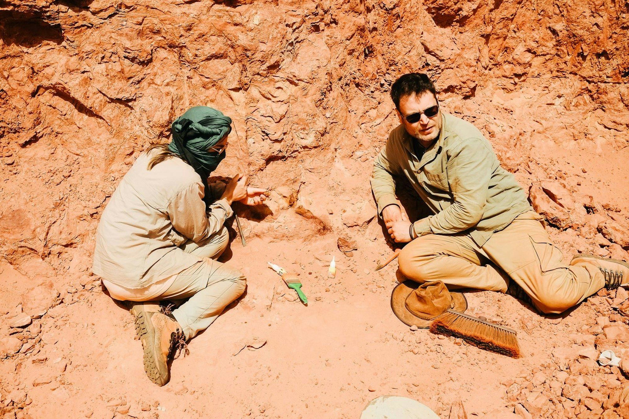 Nizar Ibrahim und Francesca Borchi geben in der sechsteiligen BBC/ZDF-Produktion „Terra X: Unter Dinos - Geheimnisse der Urzeit“ (ab Sonntag, 24. August, 19.30 Uhr, im ZDF) einen Einblick hinter die Kulissen der Arbeit eines Paläontologen. (Bild: ZDF/BBC, Stephen Cooter)