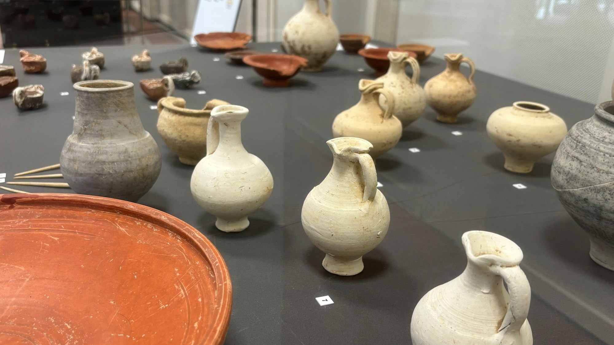 Auf dem Bild sind Grabbeigaben der Römer zu sehen.