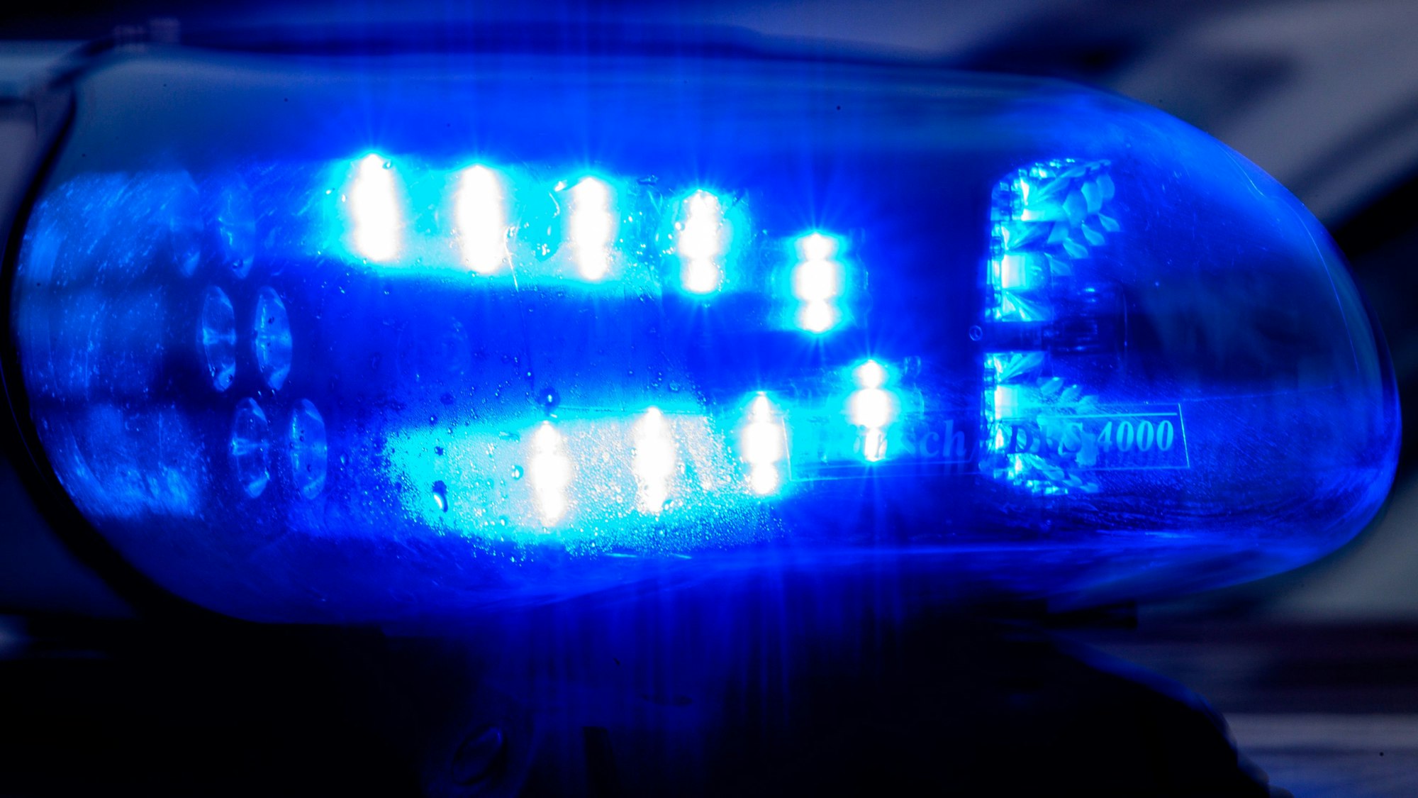 Ein Blaulicht leuchtet auf einem Fahrzeug der Polizei.