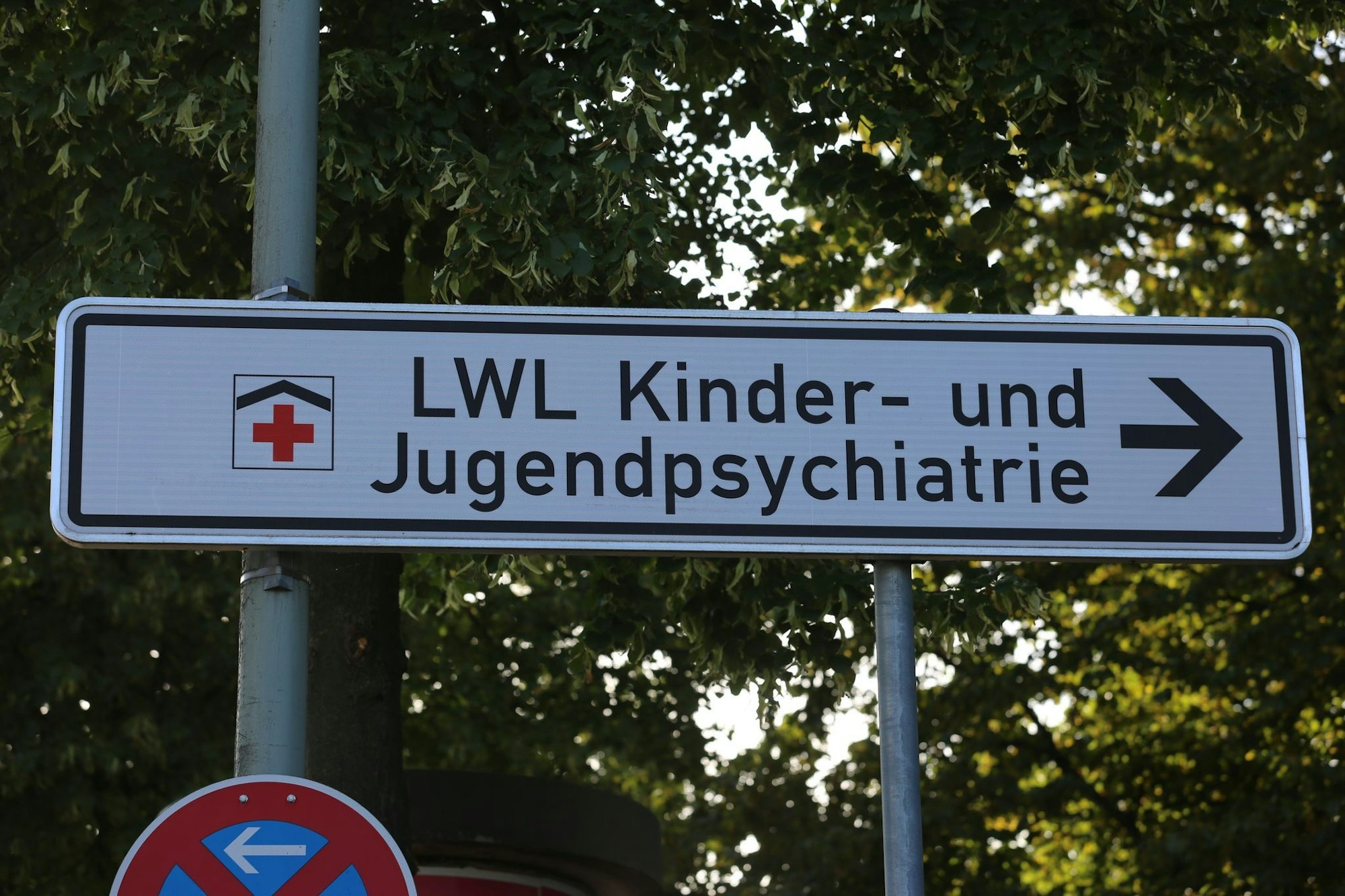 In dieser Klinik soll eine 13-jährige Patientin eine Betreuerin mit einem spitzen Gegenstand angegriffen haben. (Archivbild)
