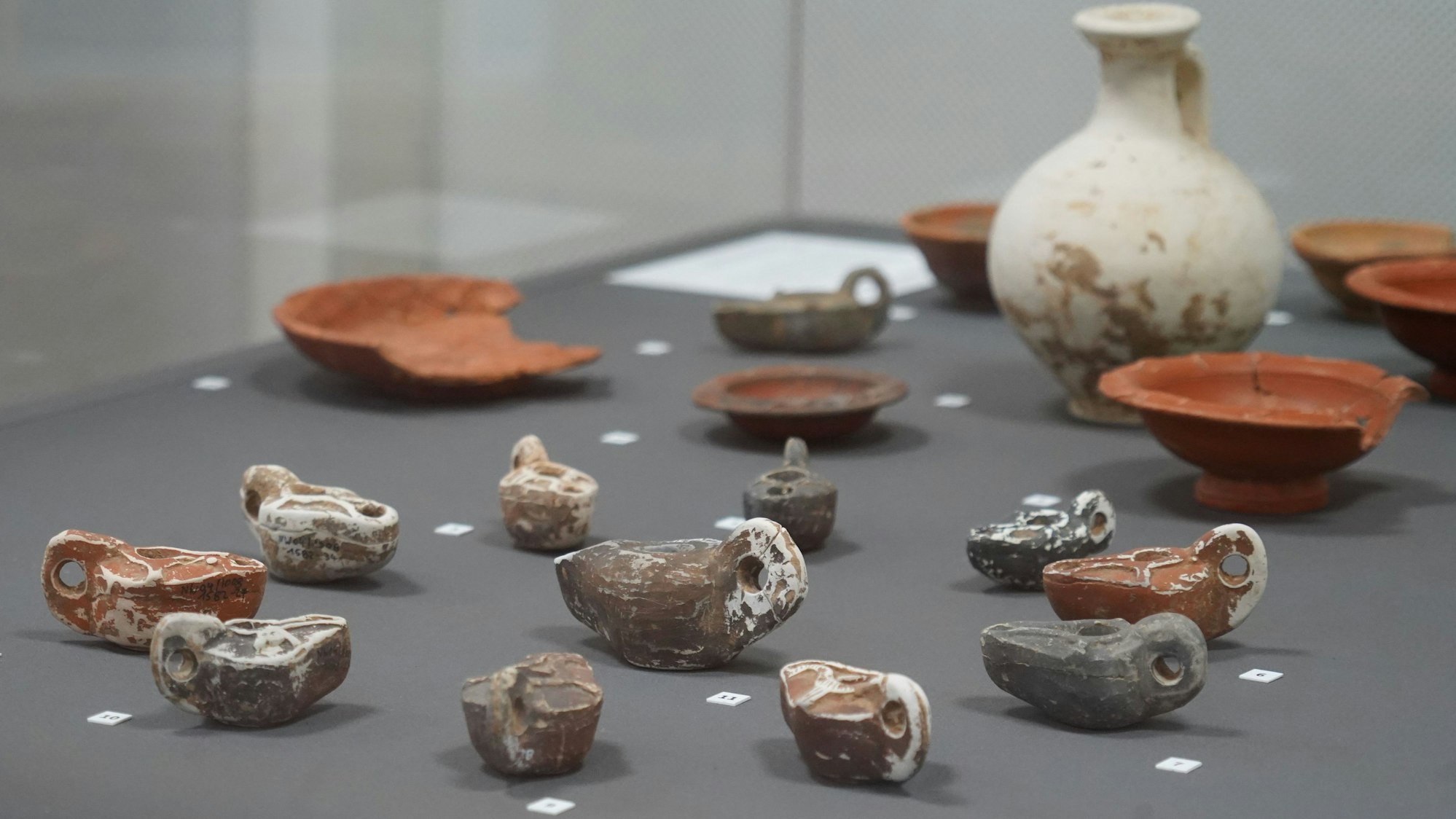 Auf dem Bild sind Öllampen der Römer zu sehen.