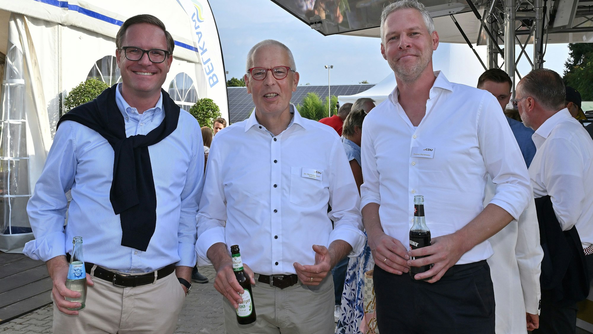 CDU-Kreisparteichef Hermann-Josef Tebroke (M.) mit Bergisch Gladbachs CDU-Parteichef Thomas Hartmann (r.) und dem Vorsitzenden der CDU-Stadtratsfraktion Michael Metten beim Sommerfest der CDU Rhein-Berg.