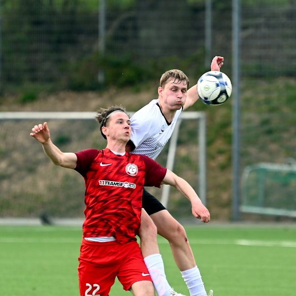 30.03.2025,Fussball-Bergfried Leverkusen-FC Zündorf
vorne: Nick Peters (Zündorf)
hinten: Tobias Zahn (Leverkusen)
Foto: Uli Herhaus
