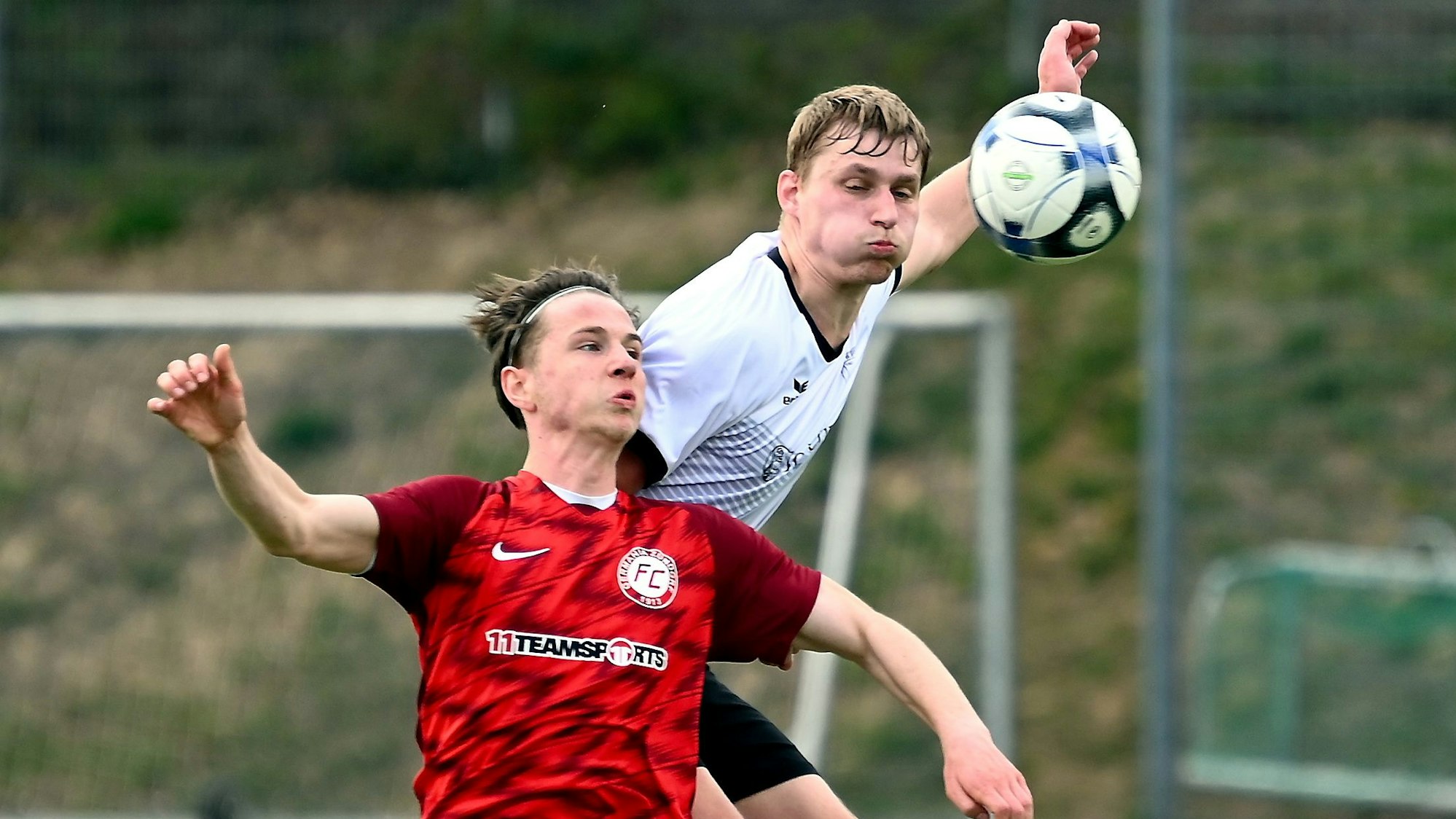 30.03.2025,Fussball-Bergfried Leverkusen-FC Zündorf
vorne: Nick Peters (Zündorf)
hinten: Tobias Zahn (Leverkusen)
Foto: Uli Herhaus