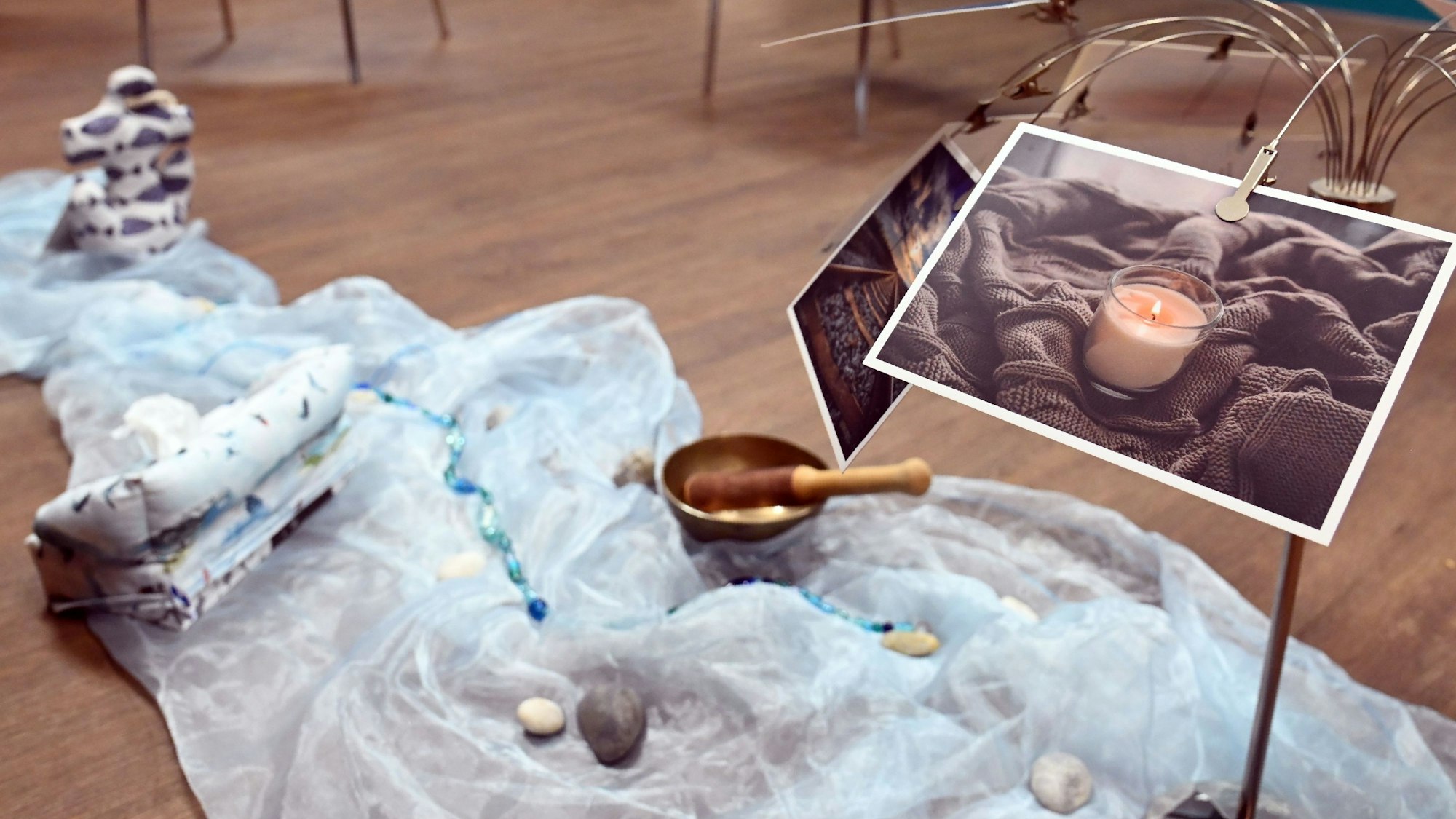 Das Bild zeigt einen Sitzungsraum für Trauergruppen in der Uniklinik Köln.