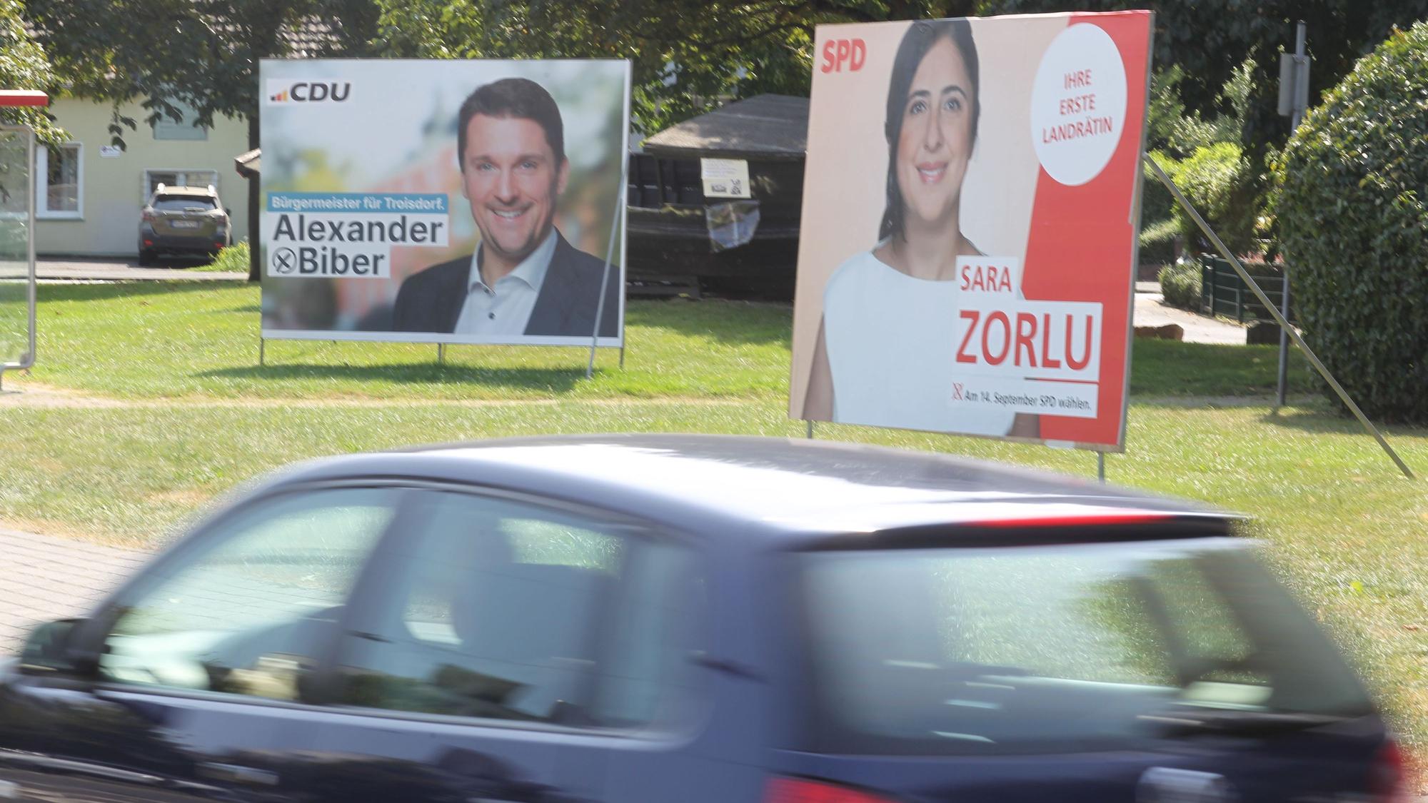 Die sogenannten Wesselmänner sind große Plakate, die überwiegend an markanten Punkten wie Kreisverkehre oder viel befahrenen Kreuzungen stehen.