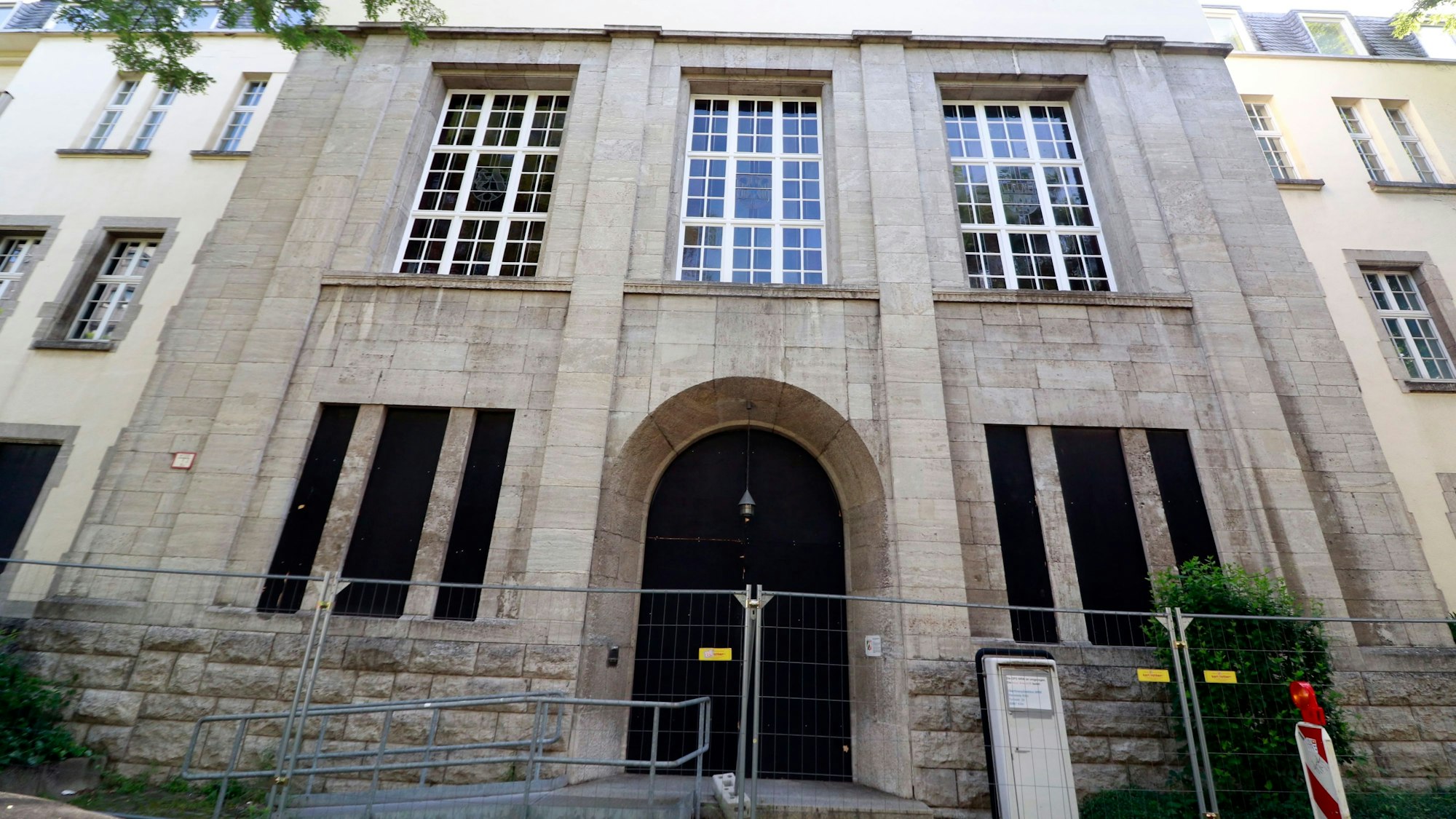 06.06.2024, Köln: Außenansicht der ehemaligen Oberfinanzdirektion und Generalzolldirektion an der Riehler Straße. In den Gebäuden soll eine Flüchtlingsunterkunft entstehen. Foto: Arton Krasniqi