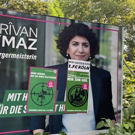 Ein mit Parolen überklebtes Wahlplakat der Grünen OB-Kandidatin Berivan Aymaz