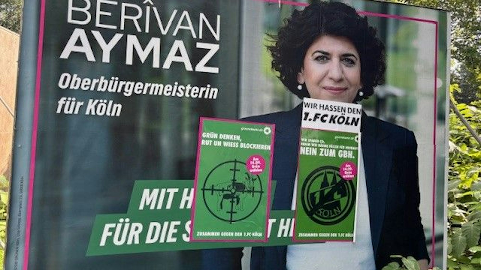Ein mit Parolen überklebtes Wahlplakat der Grünen OB-Kandidatin Berivan Aymaz