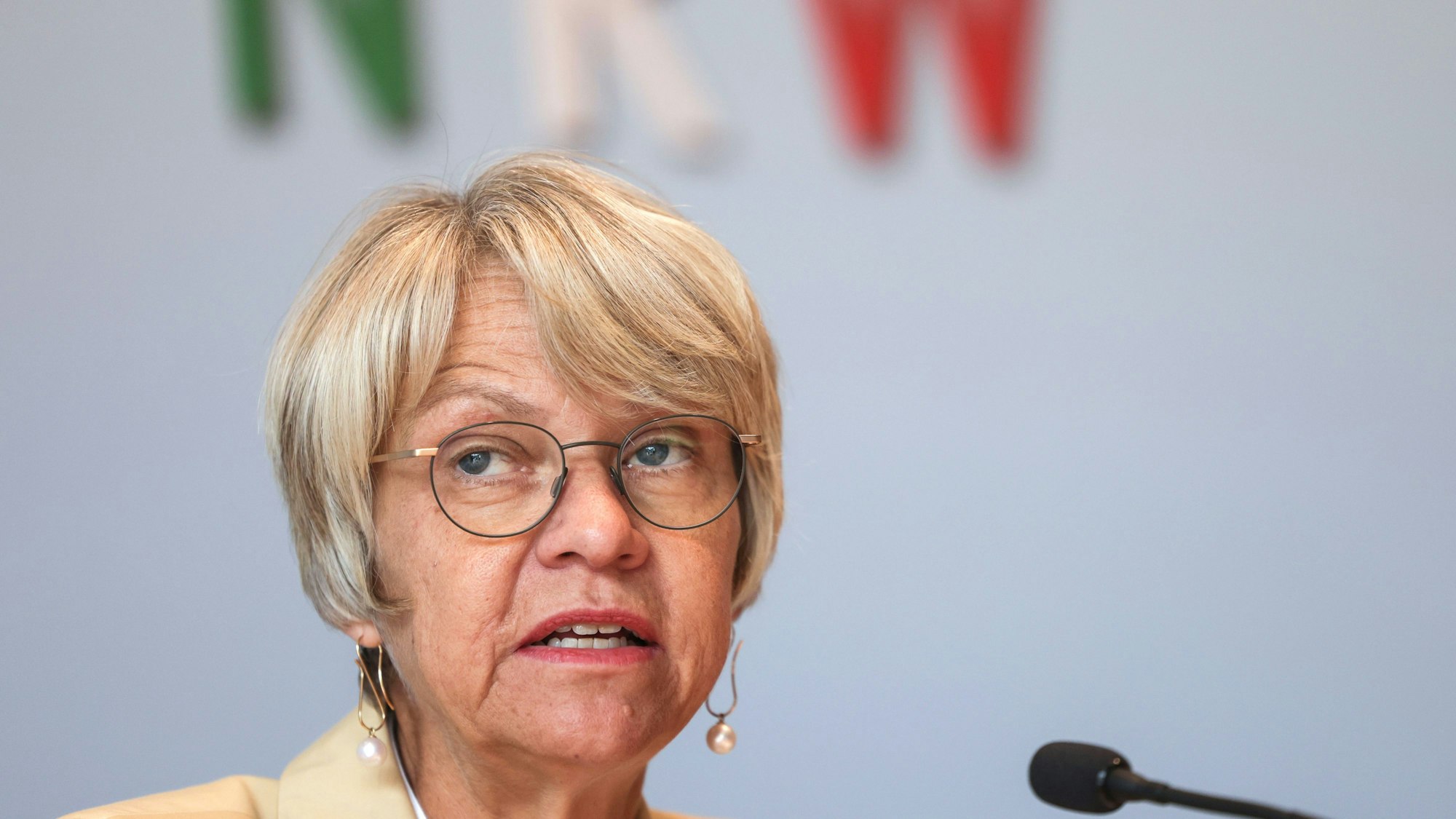 22.08.2025, Nordrhein-Westfalen, Düsseldorf: Dorothee Feller (CDU), Bildungsministerin in Nordrhein-Westfalen, äußert sich zum Schuljahresauftakt 2025/26. Foto: Oliver Berg/dpa +++ dpa-Bildfunk +++
