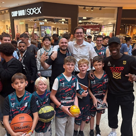 Das Foto zeigt den Basketball-Nationalspieler Dennis Schröder mit Fans.