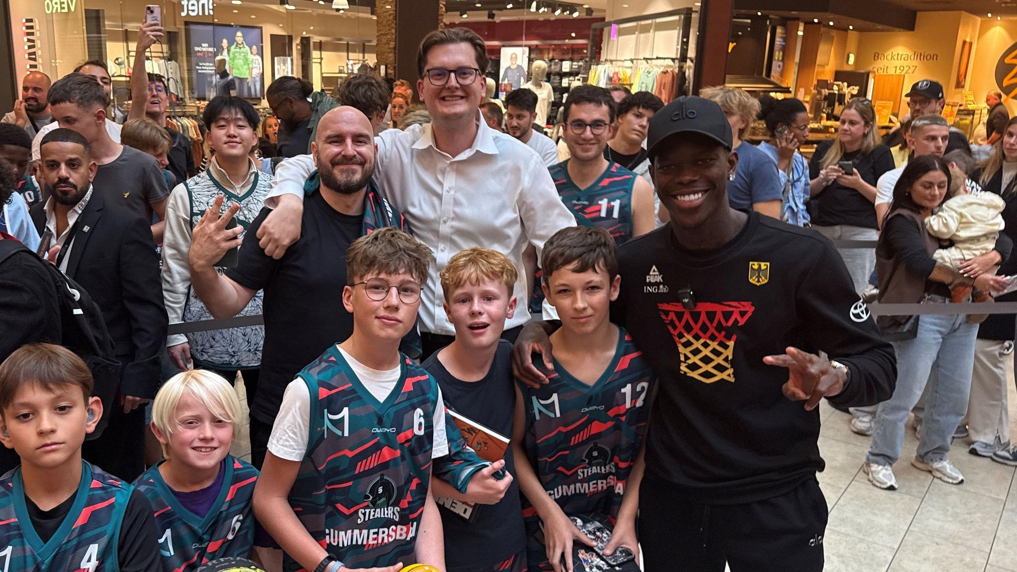 Das Foto zeigt den Basketball-Nationalspieler Dennis Schröder mit Fans.