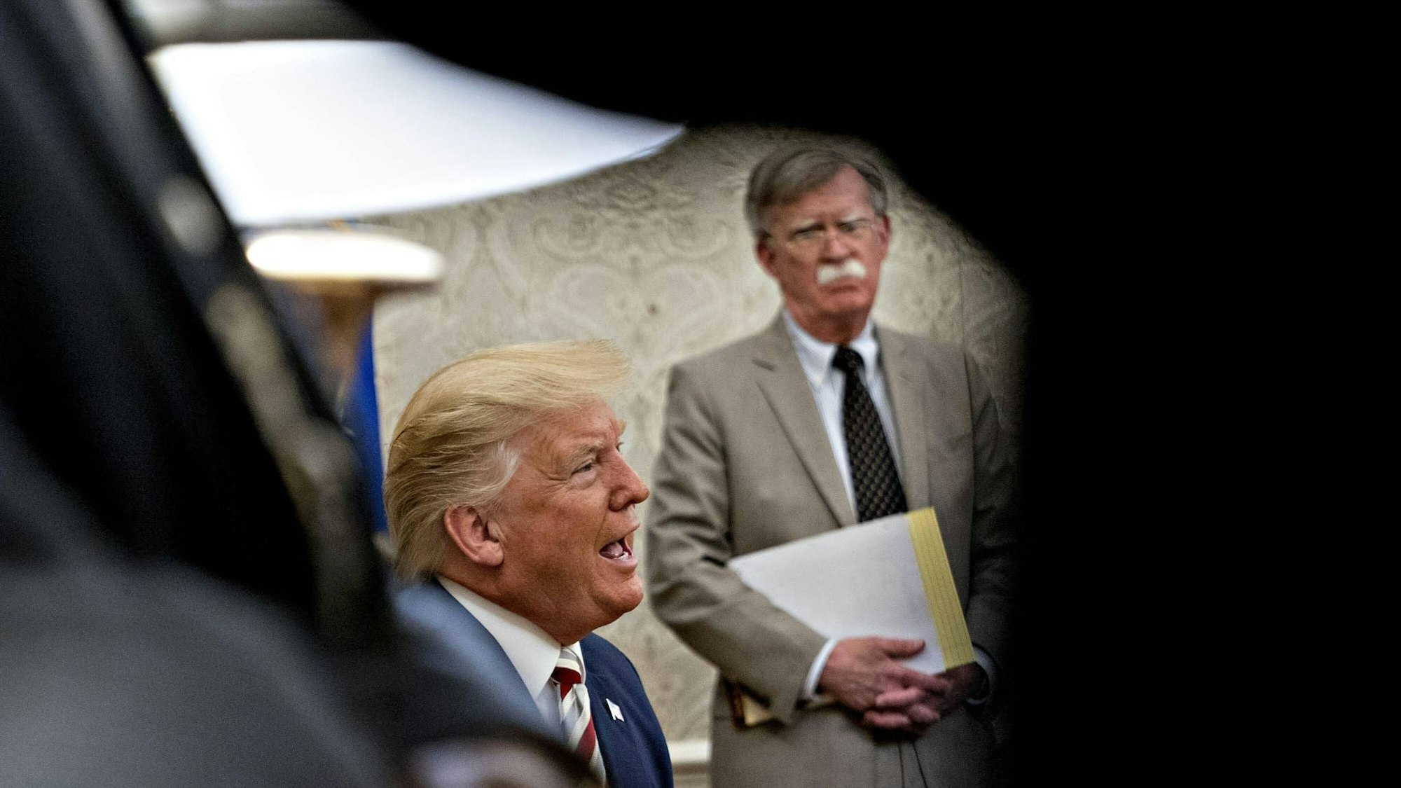 Die US-Bundespolizei FBI hat ein Haus und ein Büro des früheren nationalen Sicherheitsberaters und heutigen Trump-Kritikers John Bolton (rechts) durchsucht. . Andrew Harrer, via www.imago-images.de