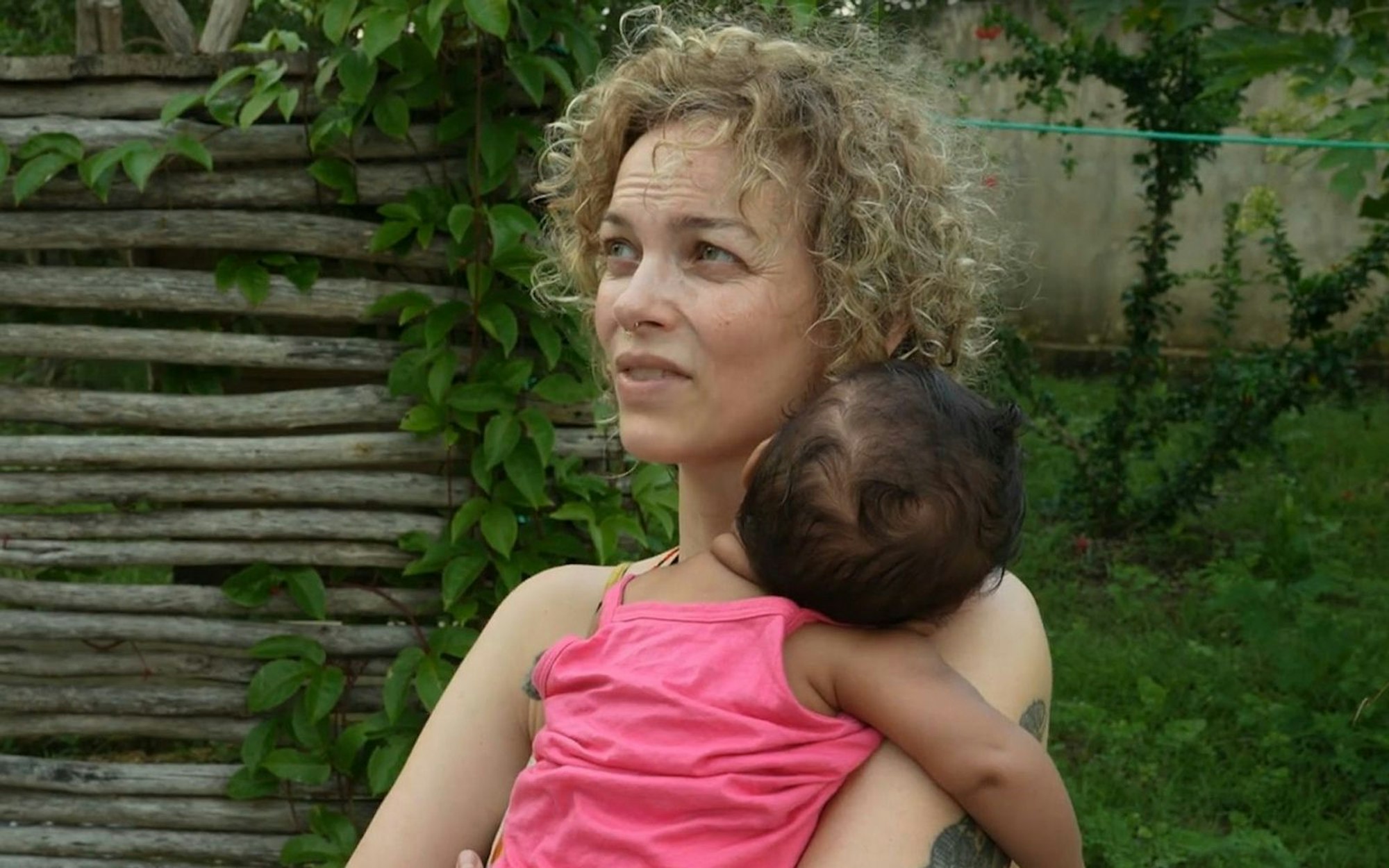 Franzi Schmidt (mit Baby Malia) ist schockiert vom Zustand ihres Zuhauses. (Bild: VOX/ Screenshot)