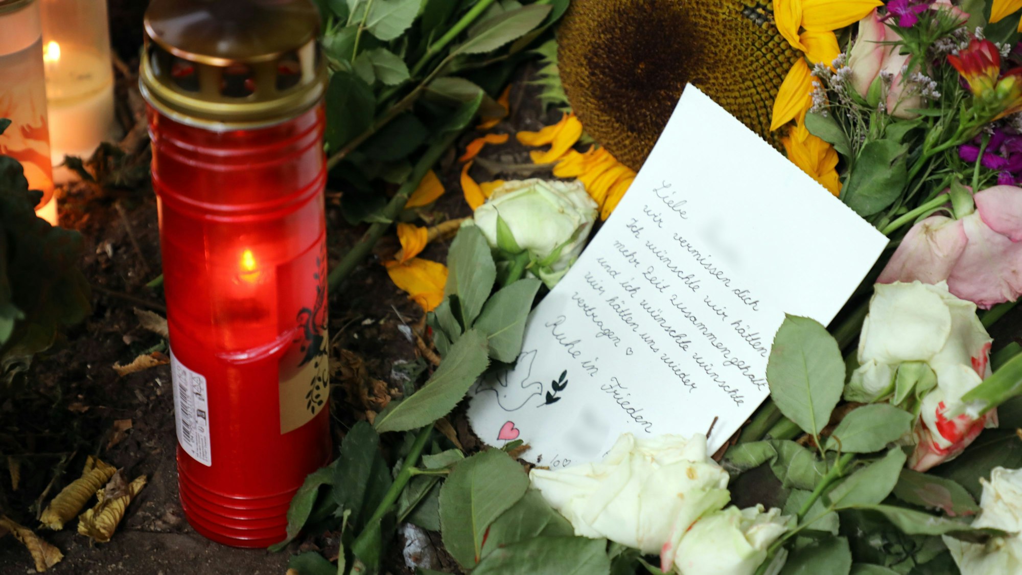 Einen Brief an eine der vier Verstorbenen liegt an der Unfallstelle im Dürschtal bei Kürten-Dürscheid.