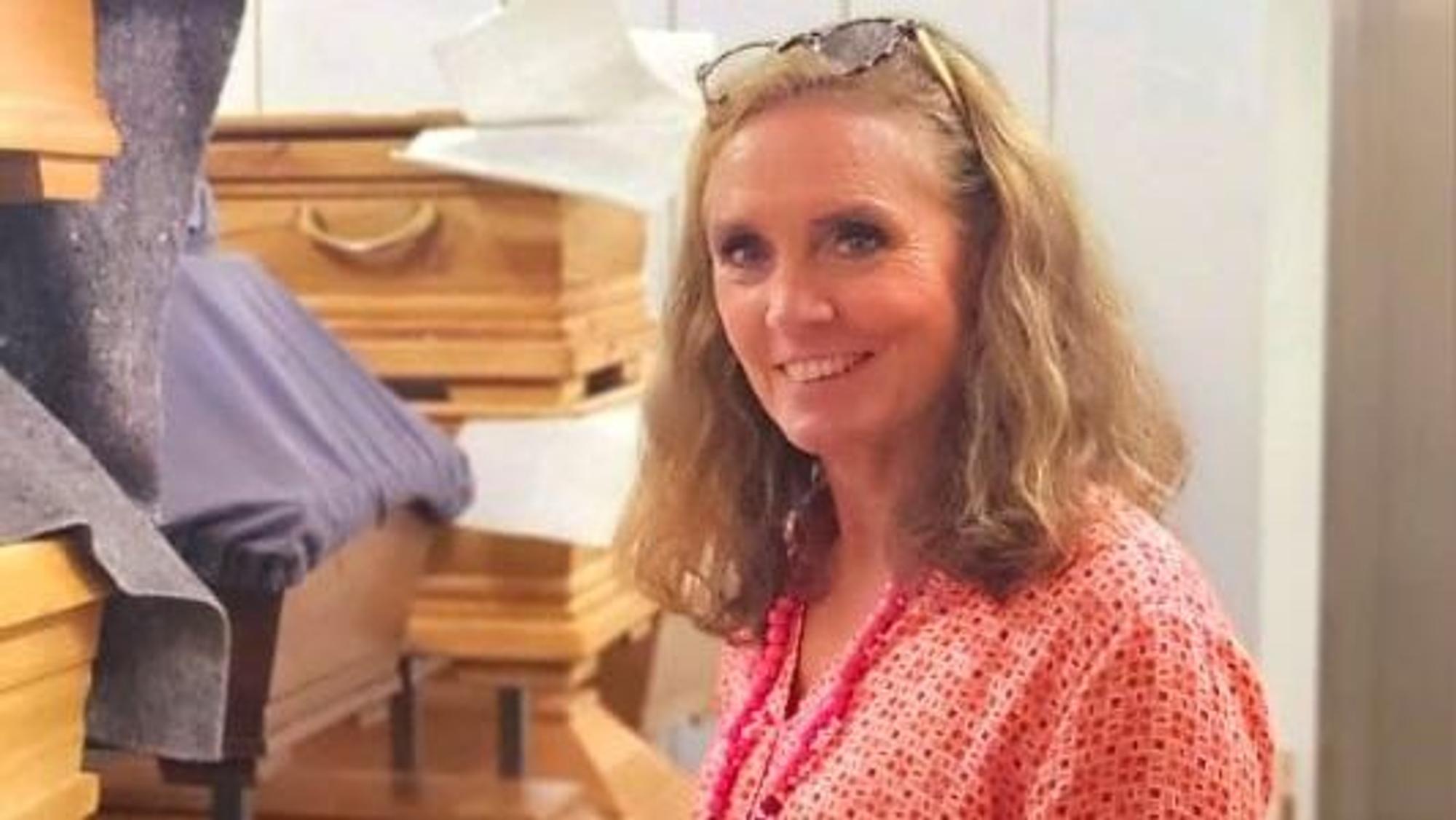 Stephanie Witt-Loers steht im Sargraum eines Bestatters.