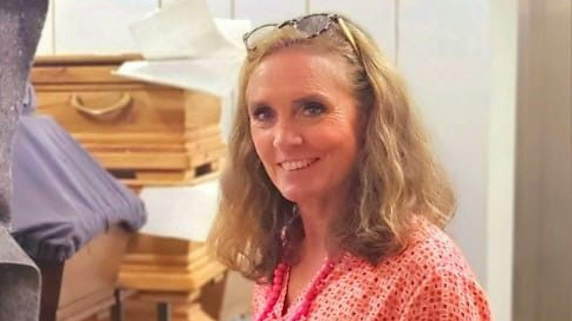 Trauerbegleiterin Stephanie Witt-Loers steht in den Räumen eines Bergisch Gladbacher Bestatters.