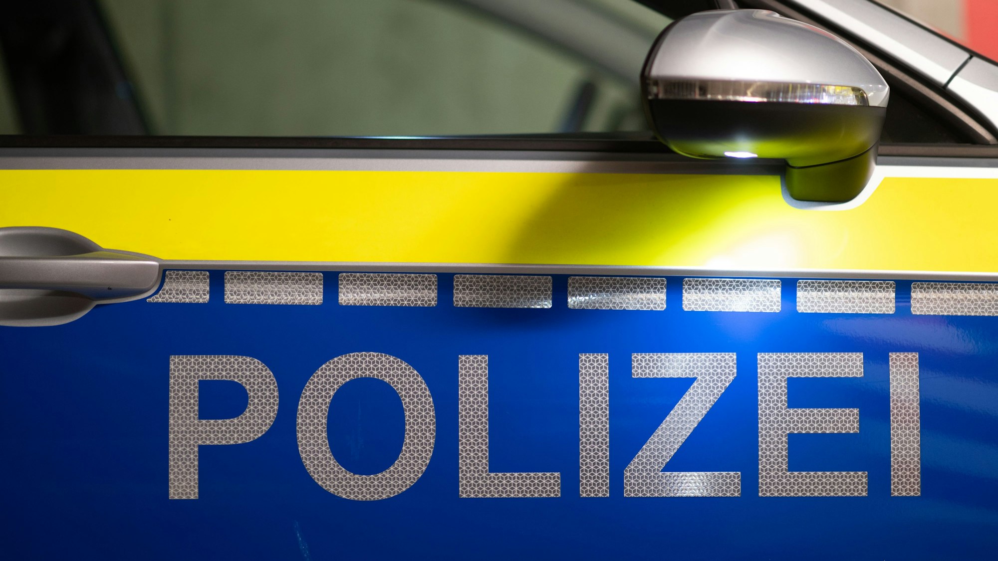 ARCHIV - 18.01.2024, Sachsen, Dresden: „Polizei“ ist auf der Tür eines Polizeiautos zu lesen. (zu dpa: «Mann bedroht Ministerpräsident Kretschmer bei Facebook») Foto: Robert Michael/dpa +++ dpa-Bildfunk +++