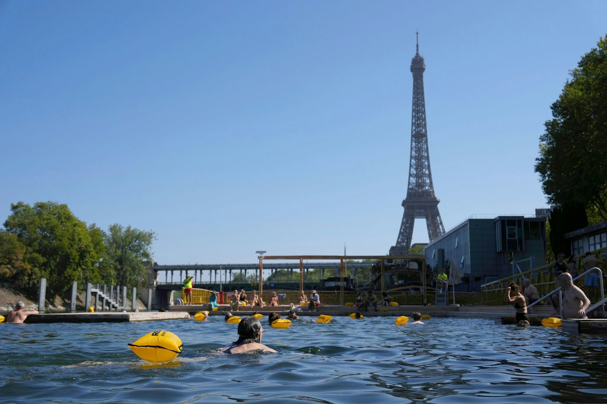 Die neuen Freibäder in der Seine kommen bei Einwohnern und Touristen gut an (Archivbild).
