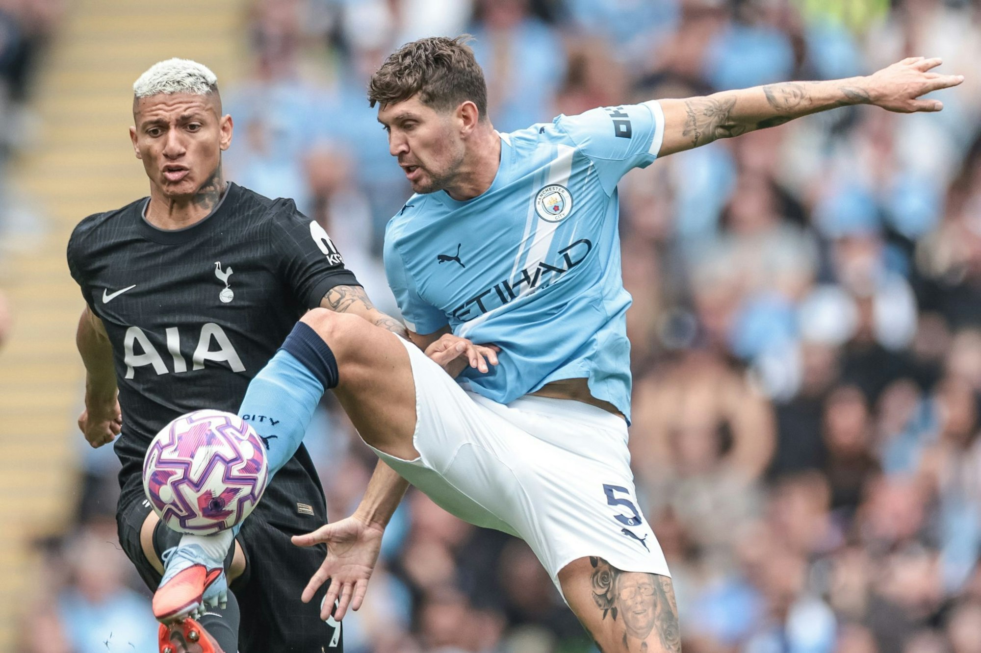 John Stones von Manchester City (r) im Duell mit Richarlison von Tottenham Hotspur.