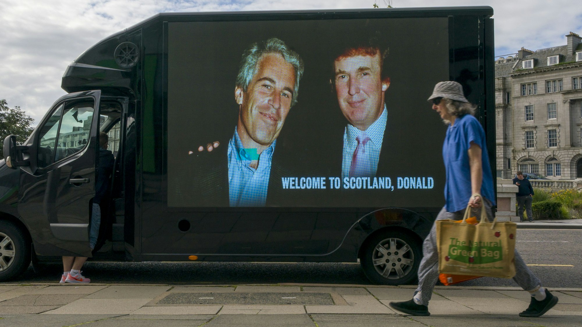 Ein Foto von Donald Trump und Sexualstraftäter Jeffrey Epstein ist einem Lieferwagen in Aberdeen zu sehen. Trumps Beziehung zum Sexualstraftäter ist auch international immer wieder Thema. (Archivbild)
