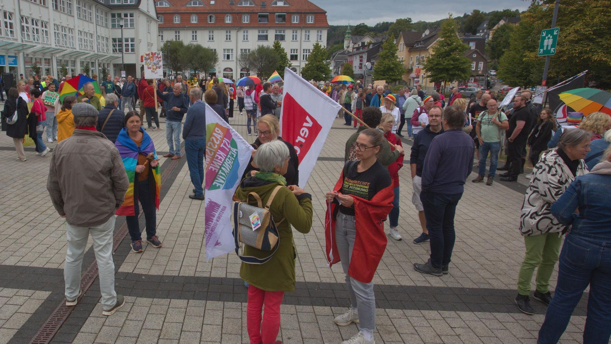 Foto einer Kundgebung auf dem Bergneustädter Rathausplatz