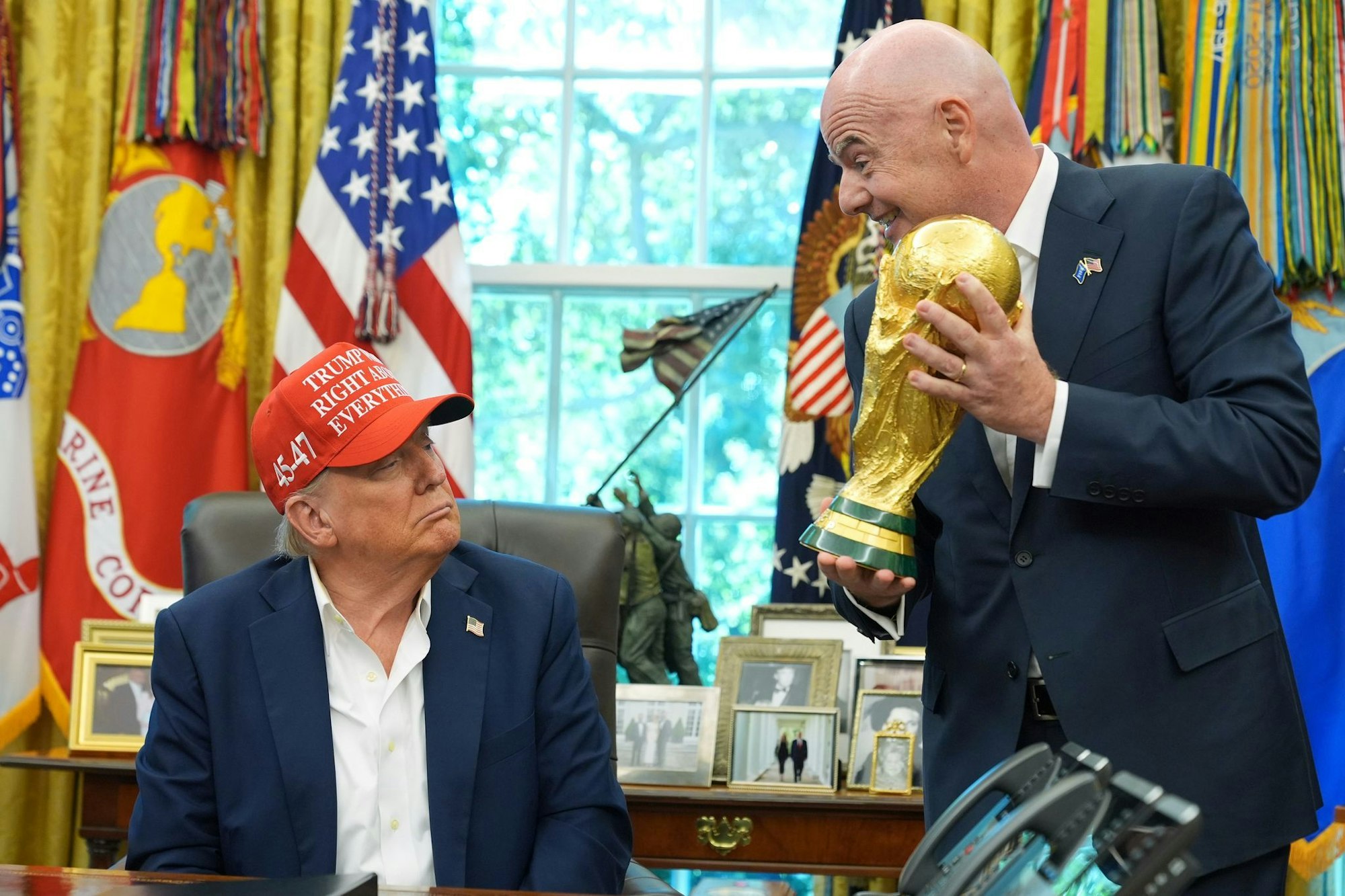 Gianni Infantino überreicht den WM-Pokal an Donald Trump.