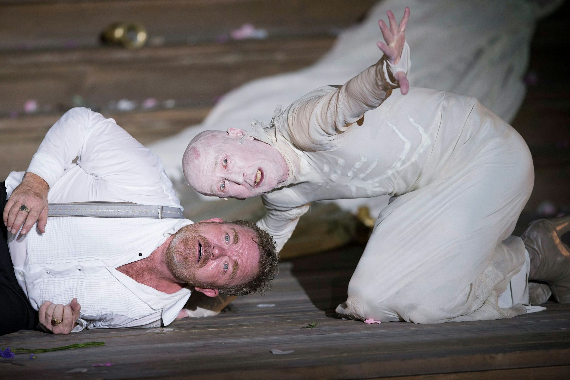 Die Schauspieler Peter Lohmeyer als Tod und Cornelius Obonya (links) als Jedermann bei einer Probe im Jahr 2016.