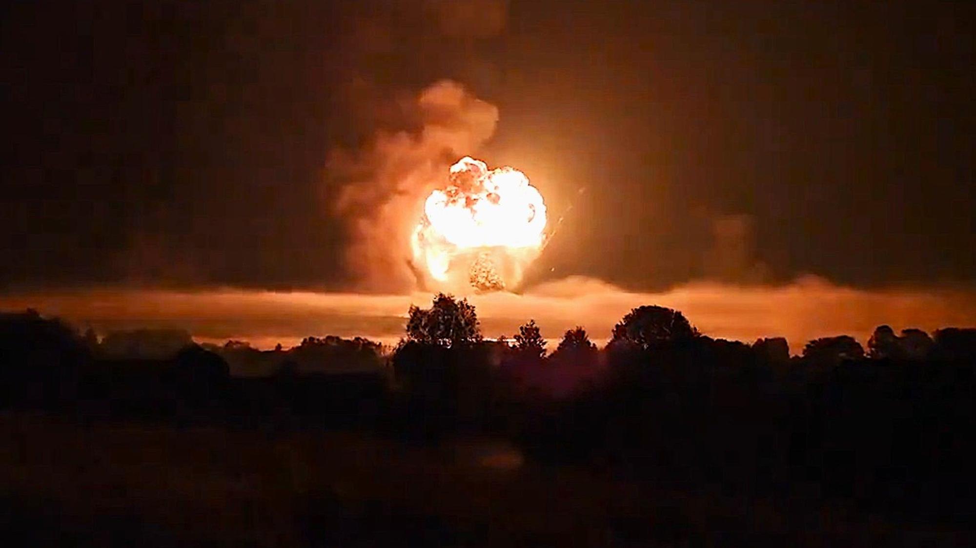 Ein Screenshot soll eine enorme Explosion im russischen Toropez nach einem ukrainischen Drohnenangriff zeigen. In Zukunft kann die Ukraine auch auf eigene Marschflugkörper für ihre Attacken zurückgreifen. (Symbolbild)