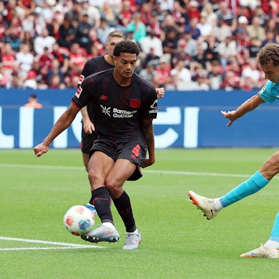 Bitter: Der Schuss von Fisnik Asllani wird von Jarell Quansah unglücklich zum 1:1 abgefälscht.