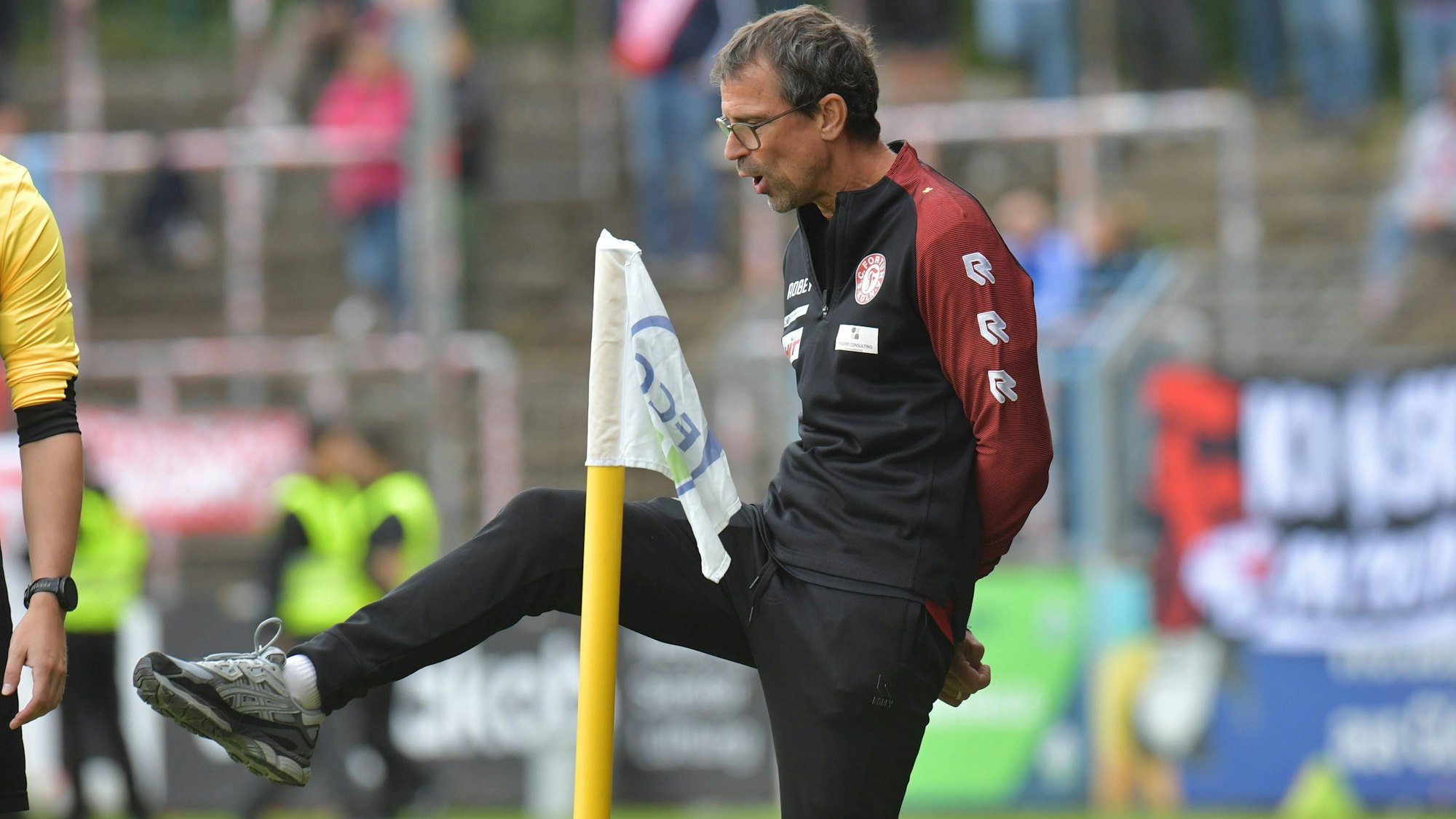 Fortuna Kölns Trainer Matthias Mink sichtlich genervt