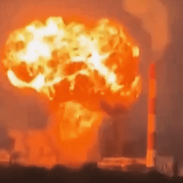 Nach einem ukrainischen Drohnenangriff entsteht ein Feuerball an einer russischen Ölraffinerie in Samara. Die Ukraine greift weiter Ziele in Russland an. (Symbolbild)