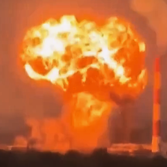 Nach einem ukrainischen Drohnenangriff entsteht ein Feuerball an einer russischen Ölraffinerie in Samara. Die Benzinkrise in Russland verschärft sich weiter. (Archivbild)