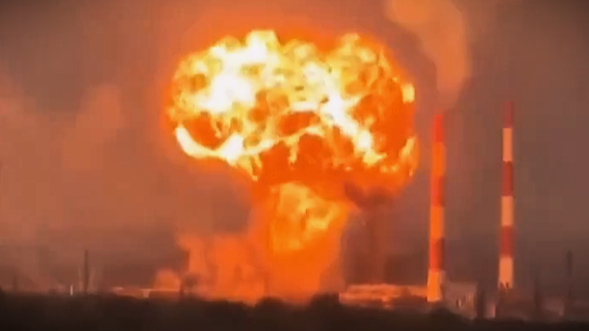 Nach einem ukrainischen Drohnenangriff entsteht ein Feuerball an einer russischen Ölraffinerie in Samara