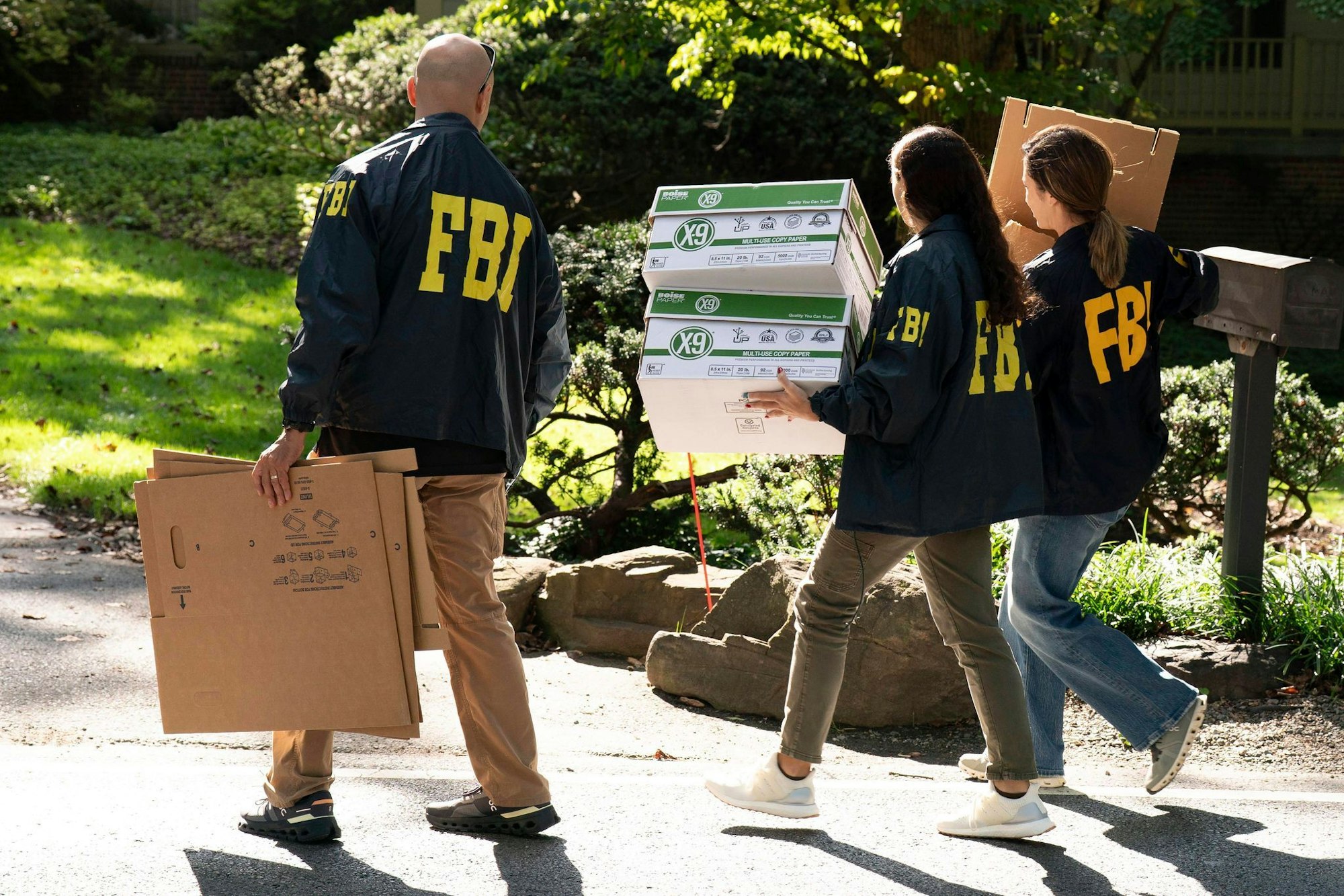 Das FBI durchsucht Boltons Haus.