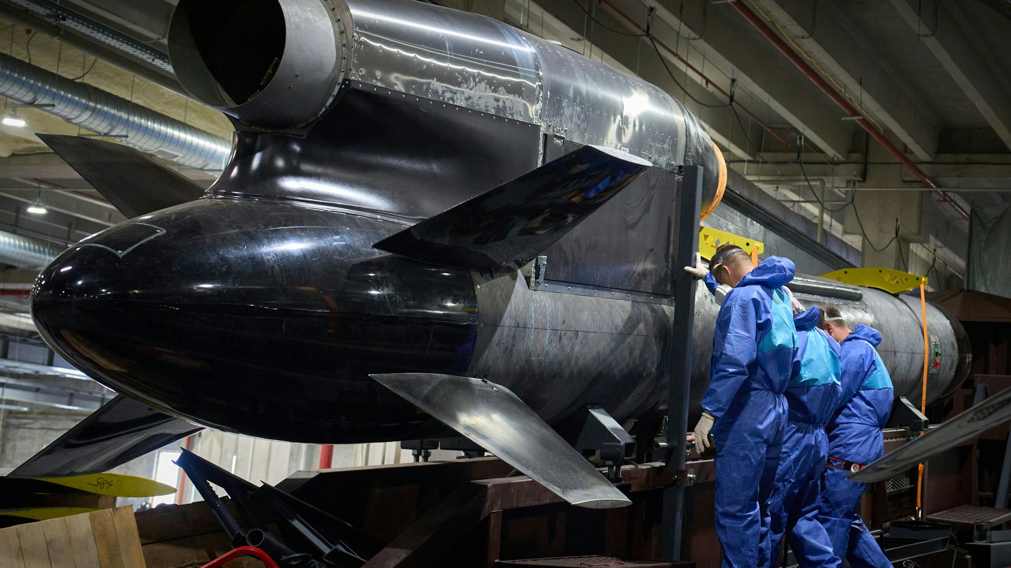 Arbeiter inspizieren einen Flamingo-Marschflugkörper in der geheimen Fabrik von Hersteller Fire Point in der Ukraine. (Archivbild)