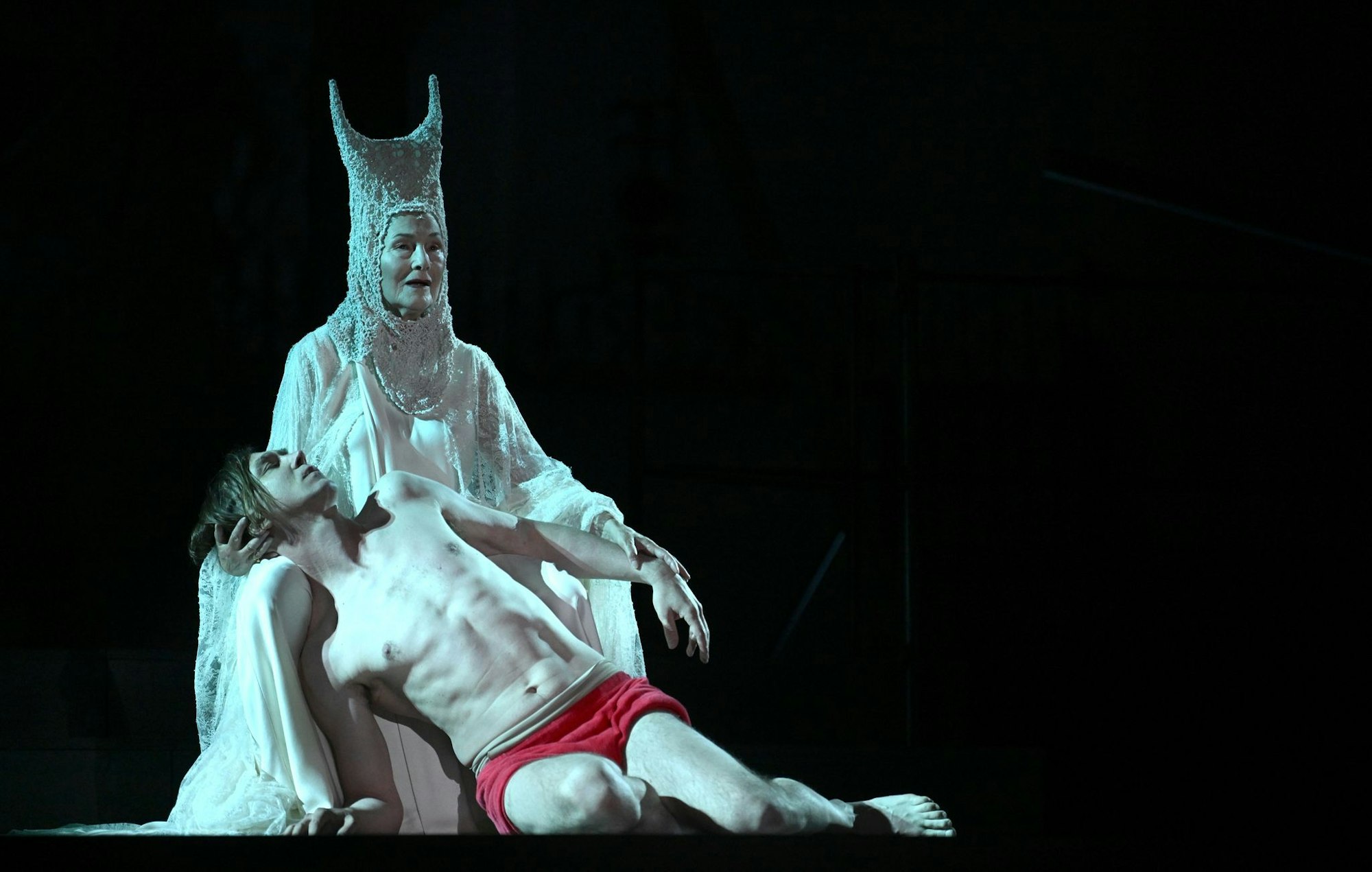 Lars Eidinger (Jedermann) und Edith Clever (Tod) bei einer Fotoprobe zum Schauspiel «Jedermann» im Jahr 2022.