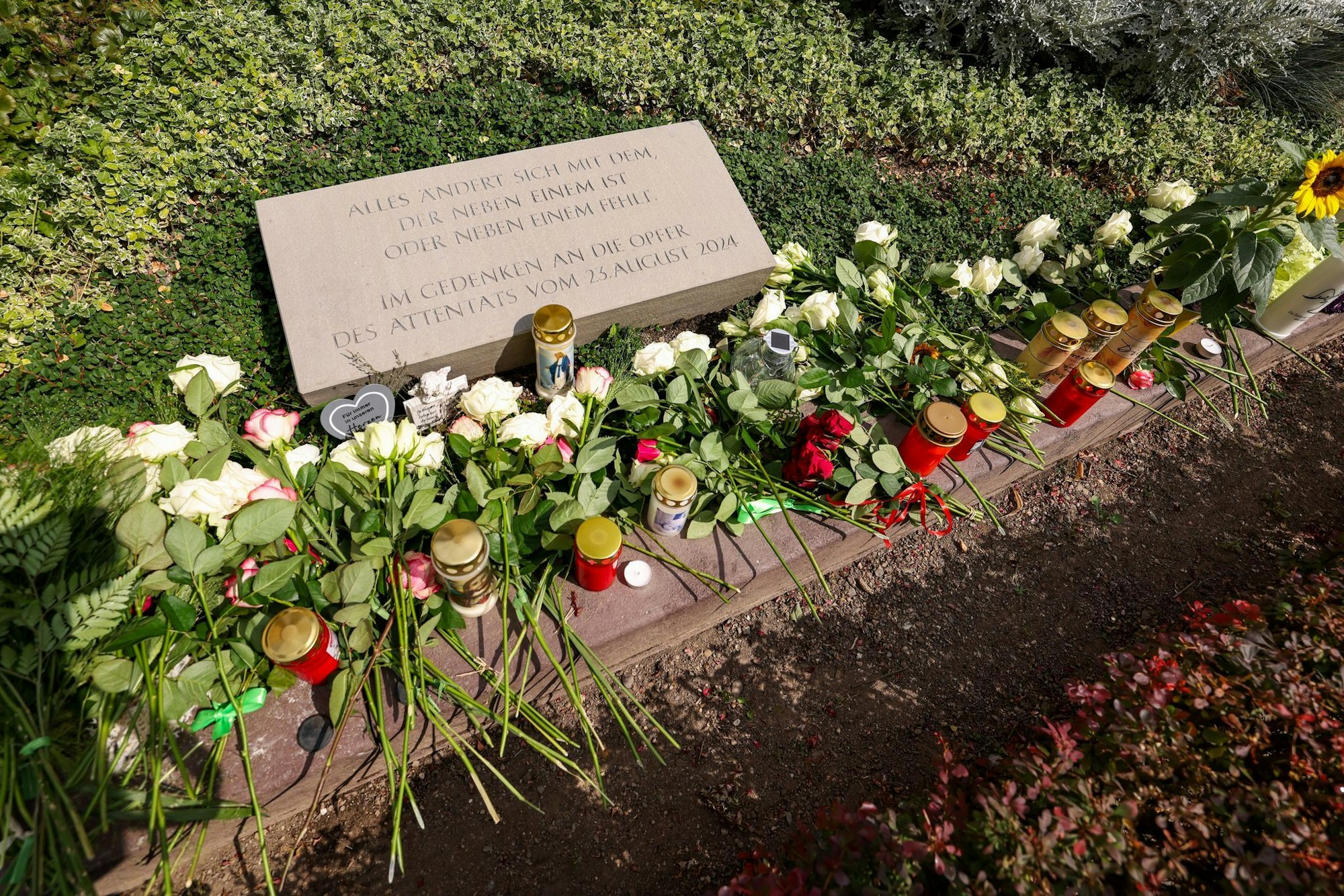 Gedenken an die Opfer des Terroranschlags vor einem Jahr an der Gedenktafel.