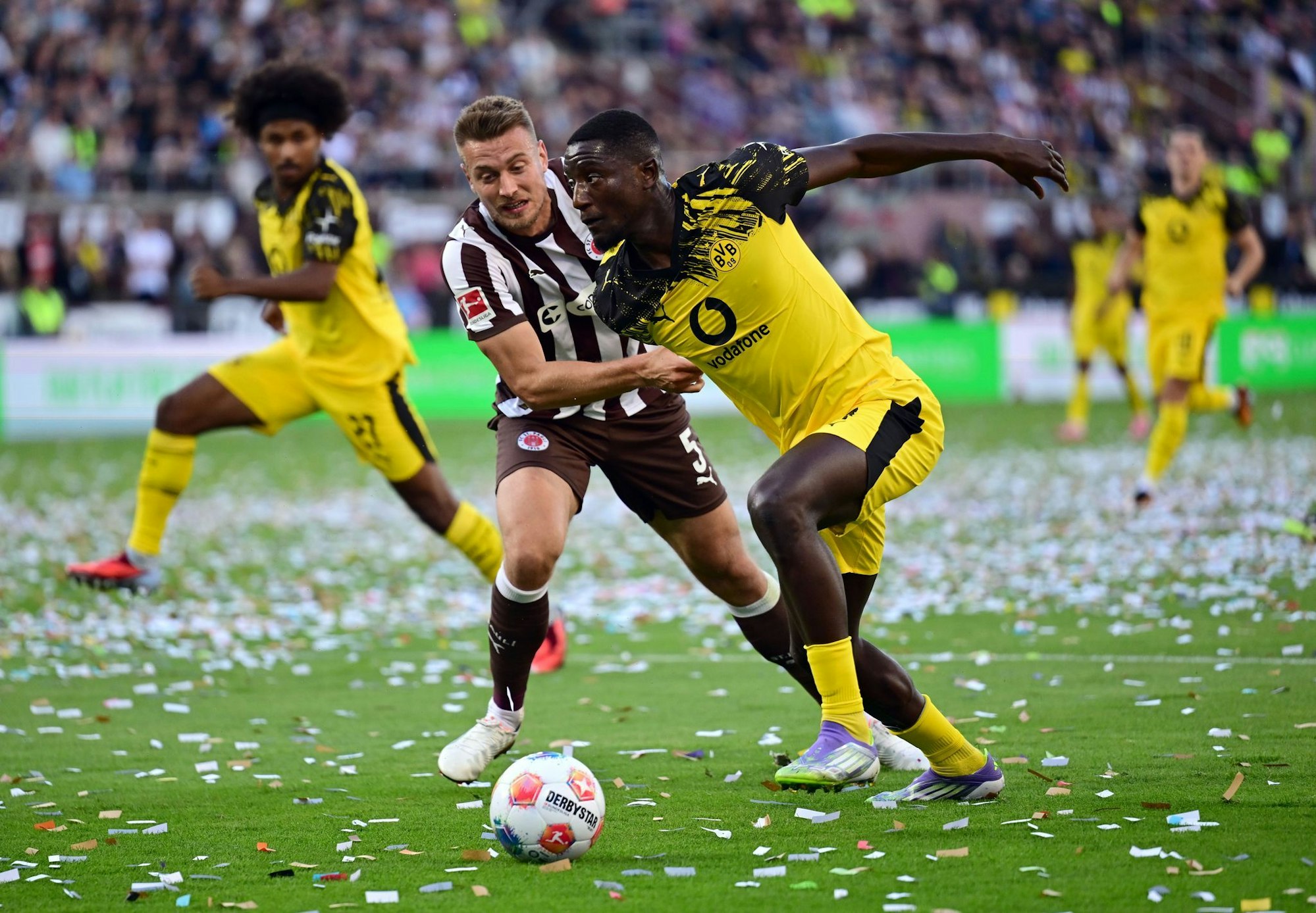 St. Paulis Hauke Wahl (l) im Zweikampf mit BVB-Stürmer Serhou Guirassy.