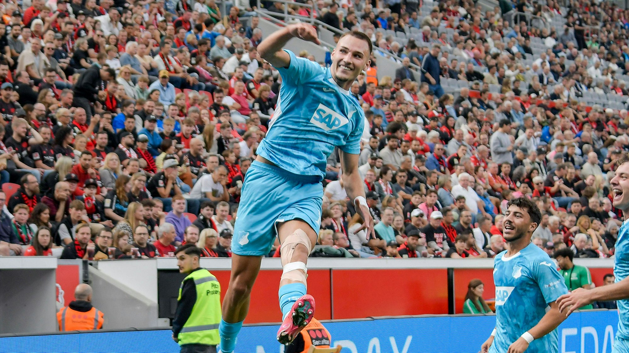 Tim Lemperle jubelt nach seinem Tor gegen Bayer Leverkusen. (Archivbild)