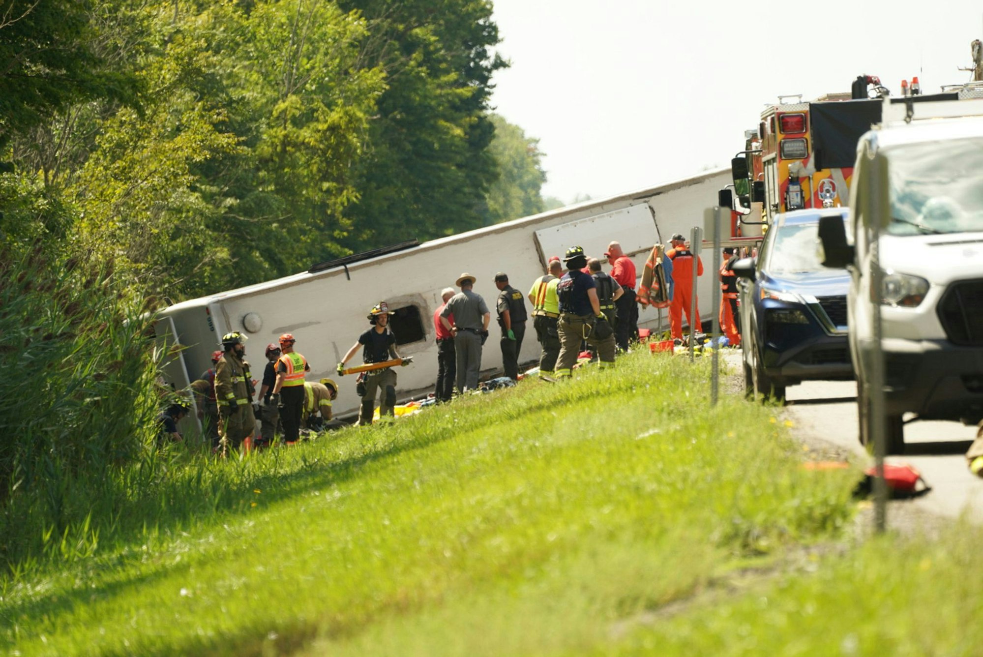 In dem Reisebus seien mehr als 50 Passagiere gewesen, darunter Frauen und Kinder, hieß es von der Polizei.
