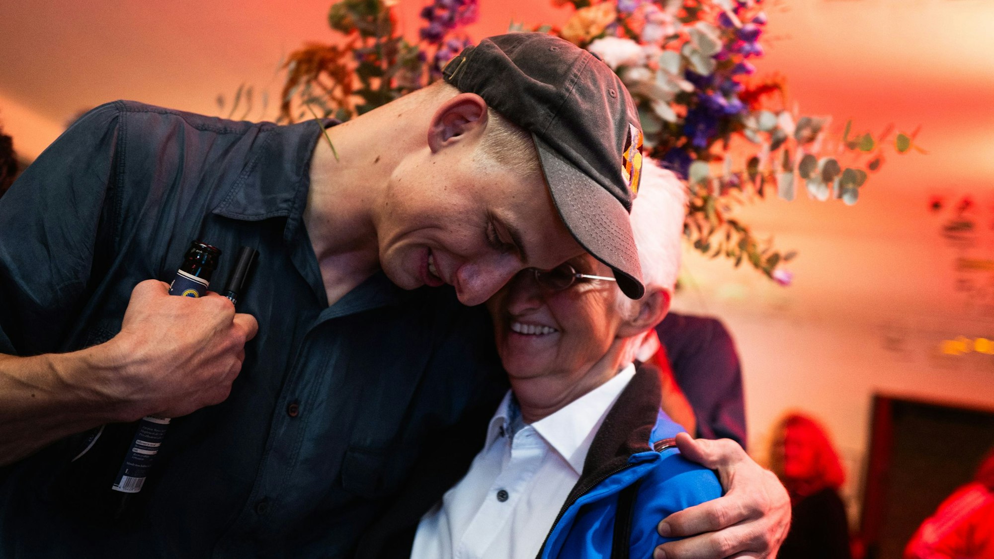 Thelonius Herrmann nach dem Konzert mit seiner Klavierlehrerin Angela Wittmann