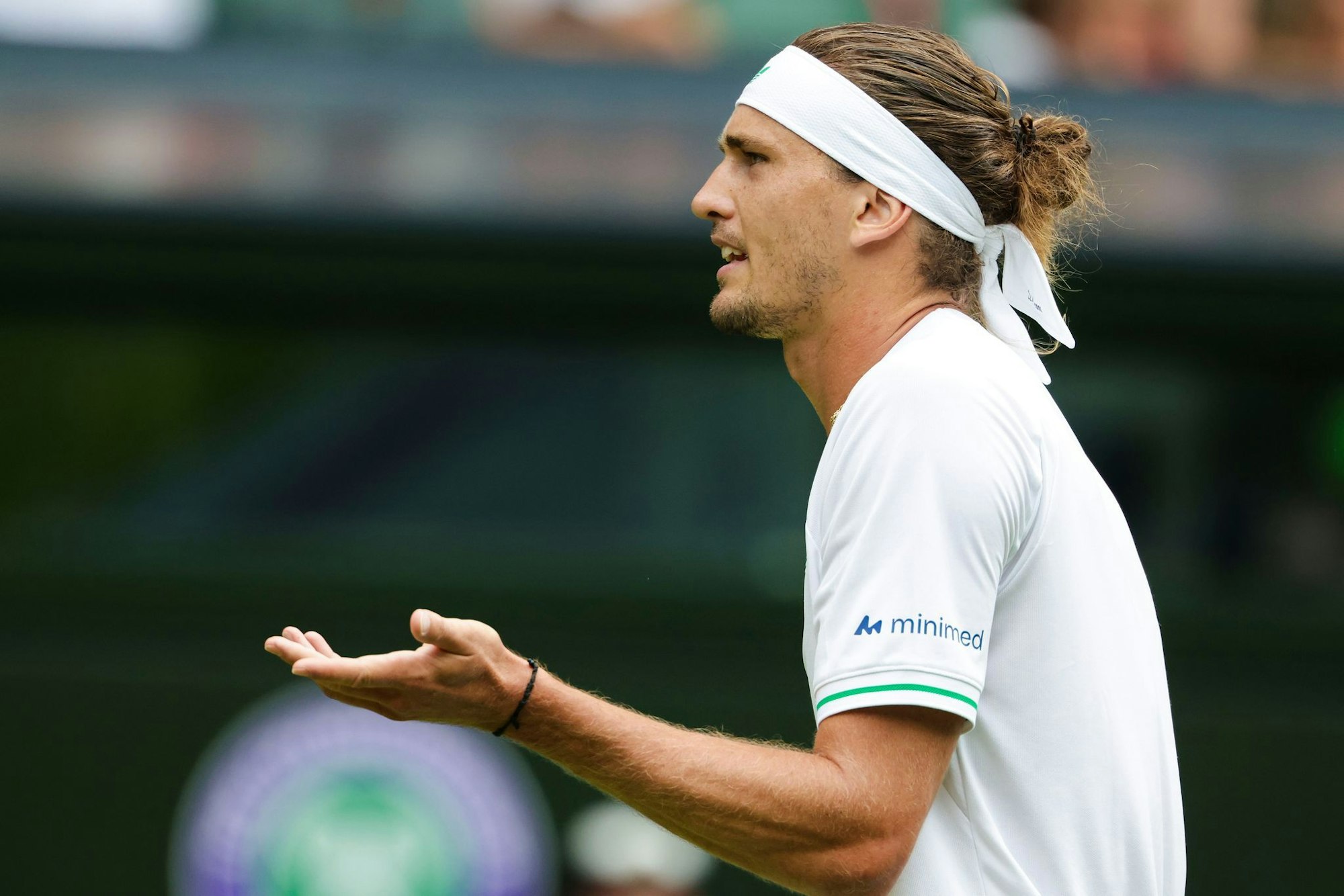 Ratlos in Wimbledon: Nach seinem Aus in Runde eins beim Rasenklassiker hatte Zverev Einblick in sein Seelenleben gegeben. (Archivbild)