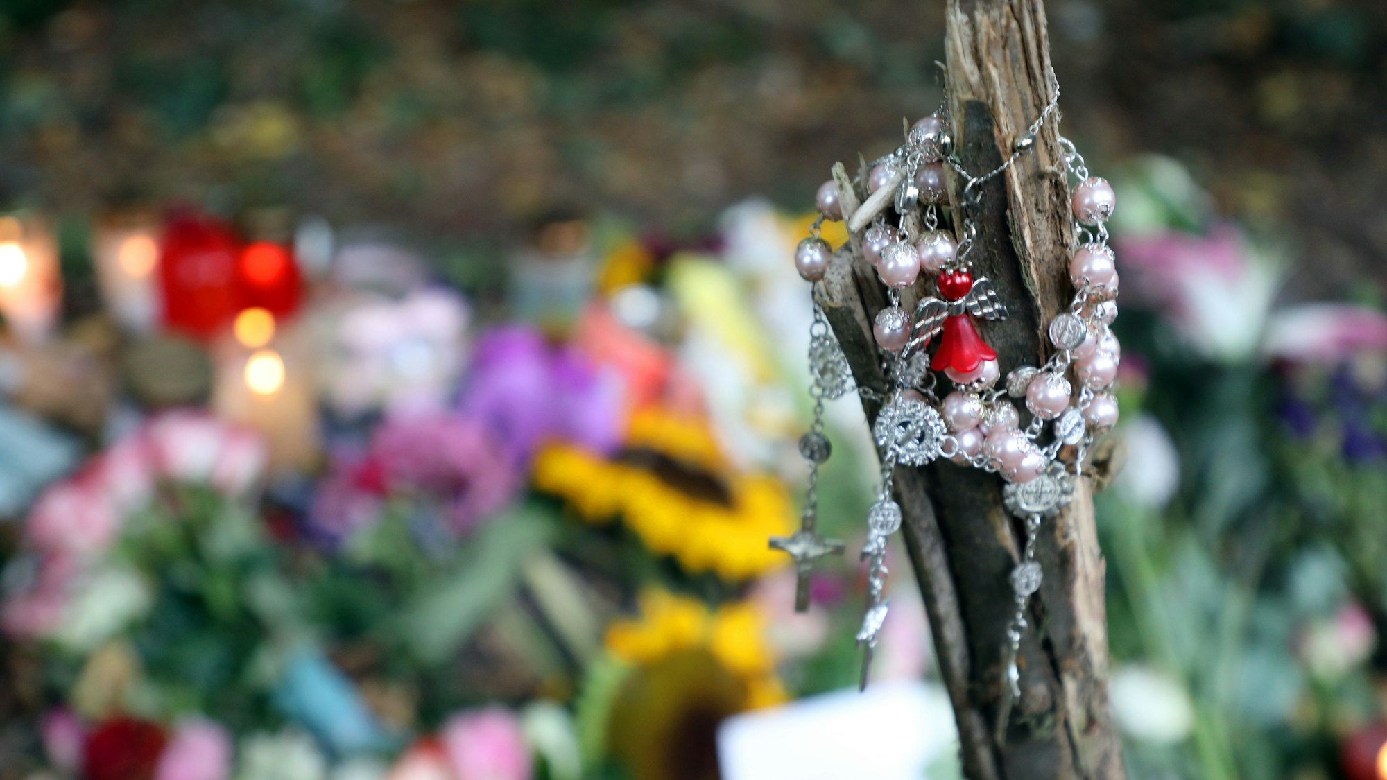 An der Unfallstelle liegen Blumen.