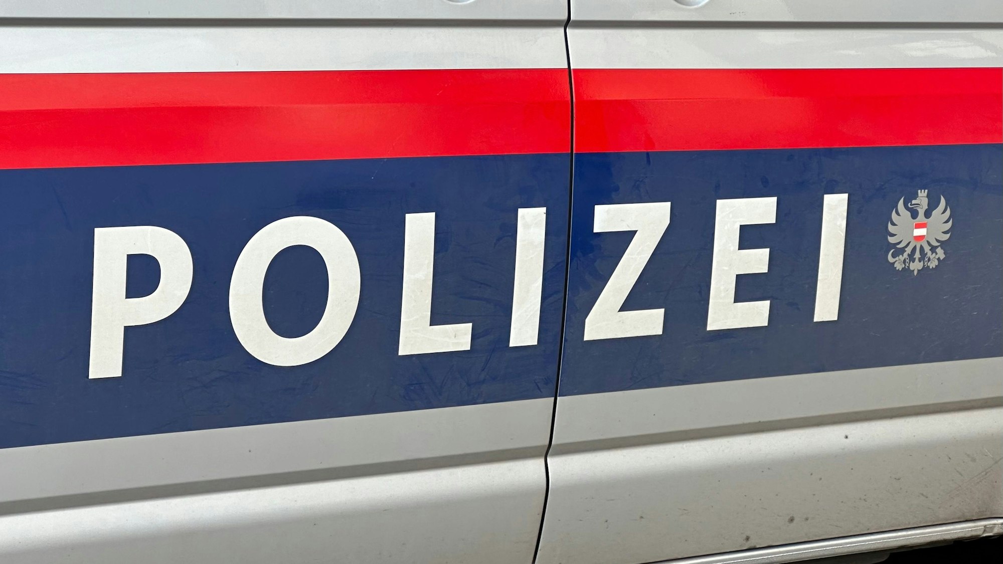 Der Schriftzug ‚Polizei‘ auf einem österreichischen Polizeiauto. (Symbolbild)