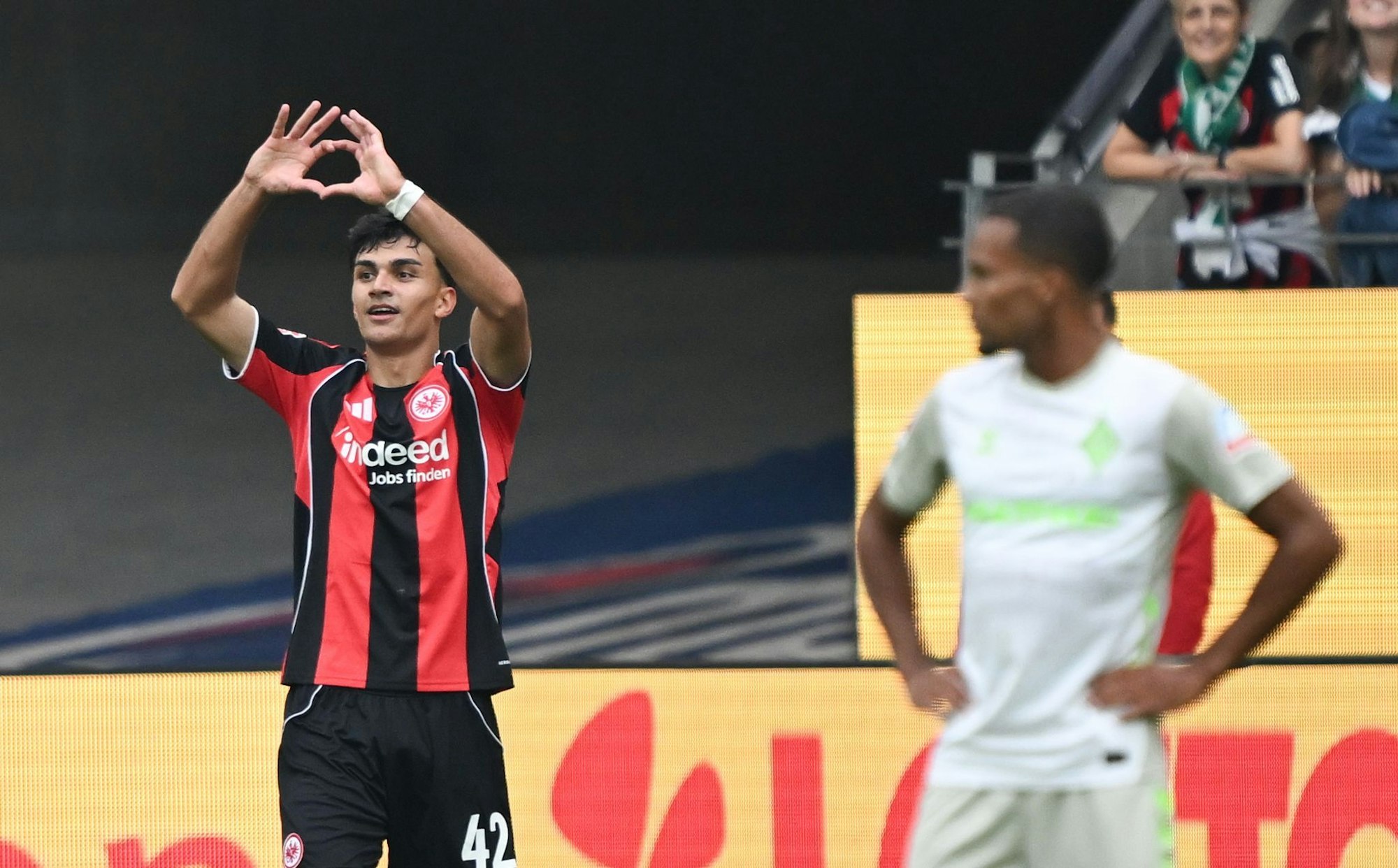 Can Uzun sorgte mit einem Traumtreffer für die Führung von Eintracht Frankfurt gegen Werder Bremen.