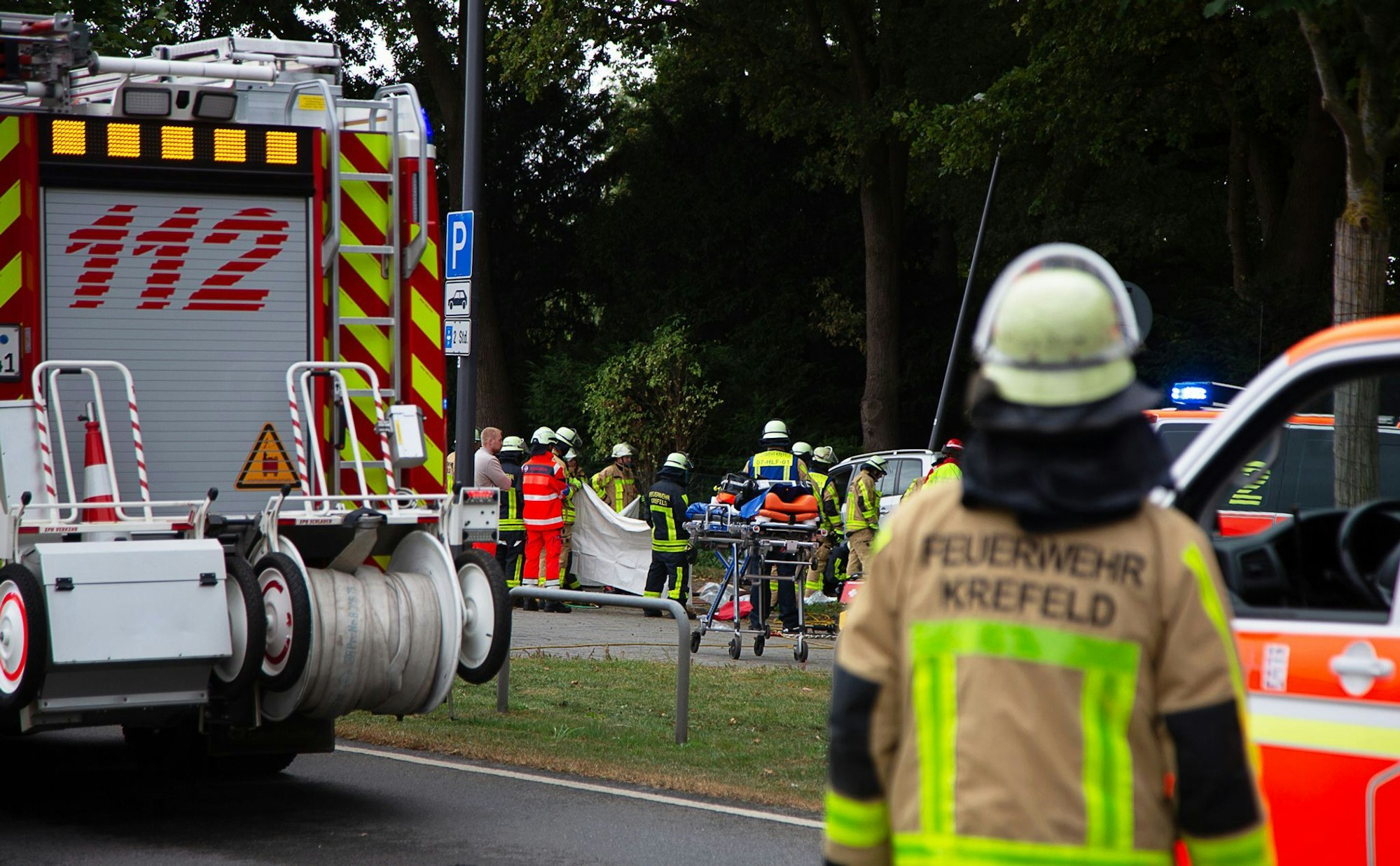 Die Feuerwehr ist mit einem Großaufgebot an Rettungskräften im Einsatz.